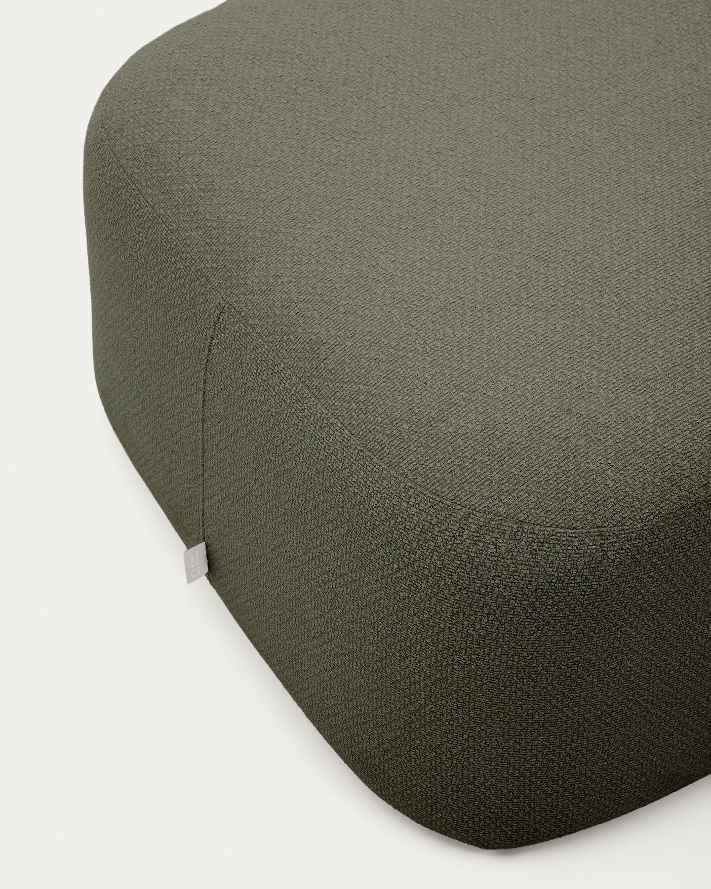 Fussablage Martina mit Chenille in Grün 123 x 85 cm in Grün präsentiert im Onlineshop von KAQTU Design AG. Pouf ist von Kave Home