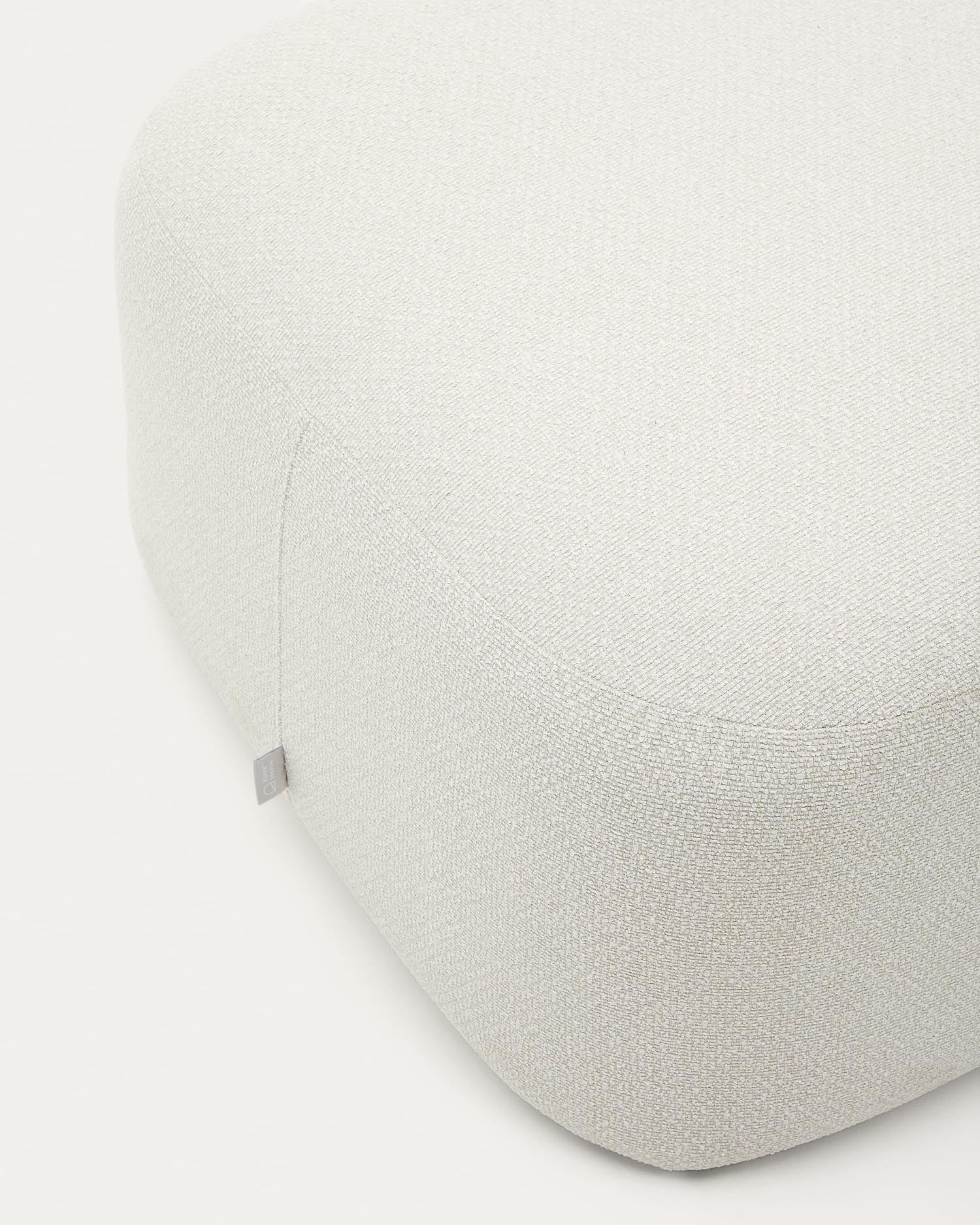 Eleganter Fusshocker Martina in Écru, 123 x 85 cm. Hochwertiger Chenille-Stoff vereint Stil und Komfort für Ihr Zuhause.