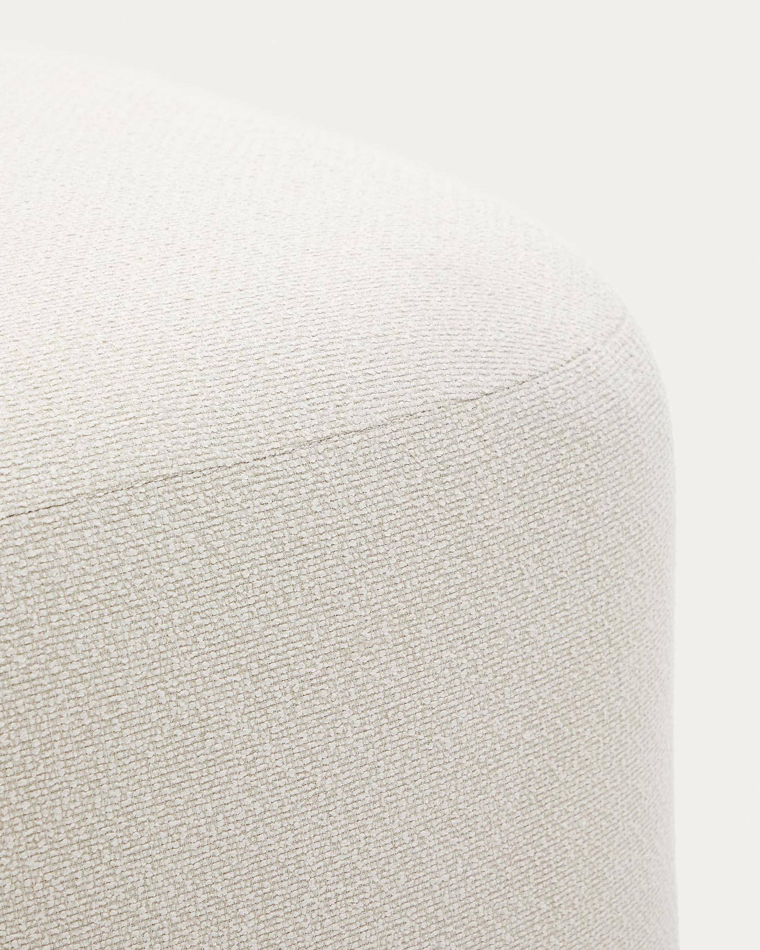 Stilvoller Fusshocker Martina in Écru, 123 x 85 cm. Luxuriöser Chenille-Stoff bietet Komfort und Eleganz für jedes Wohnambiente.