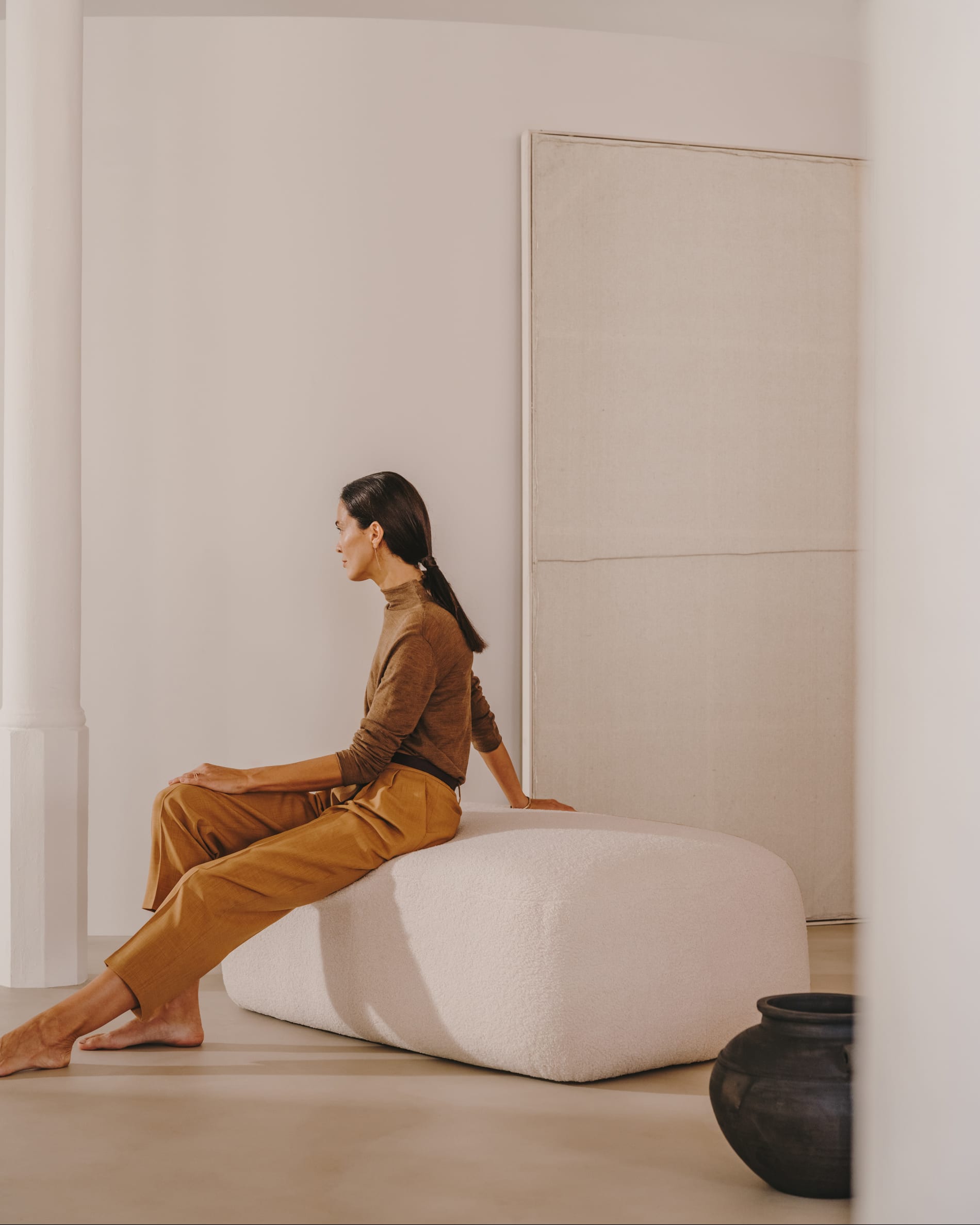 Eleganter Chenille-Fusshocker in Écru, 123x85 cm, für stilvolle Akzente und vielseitige Nutzung im Wohnraum.