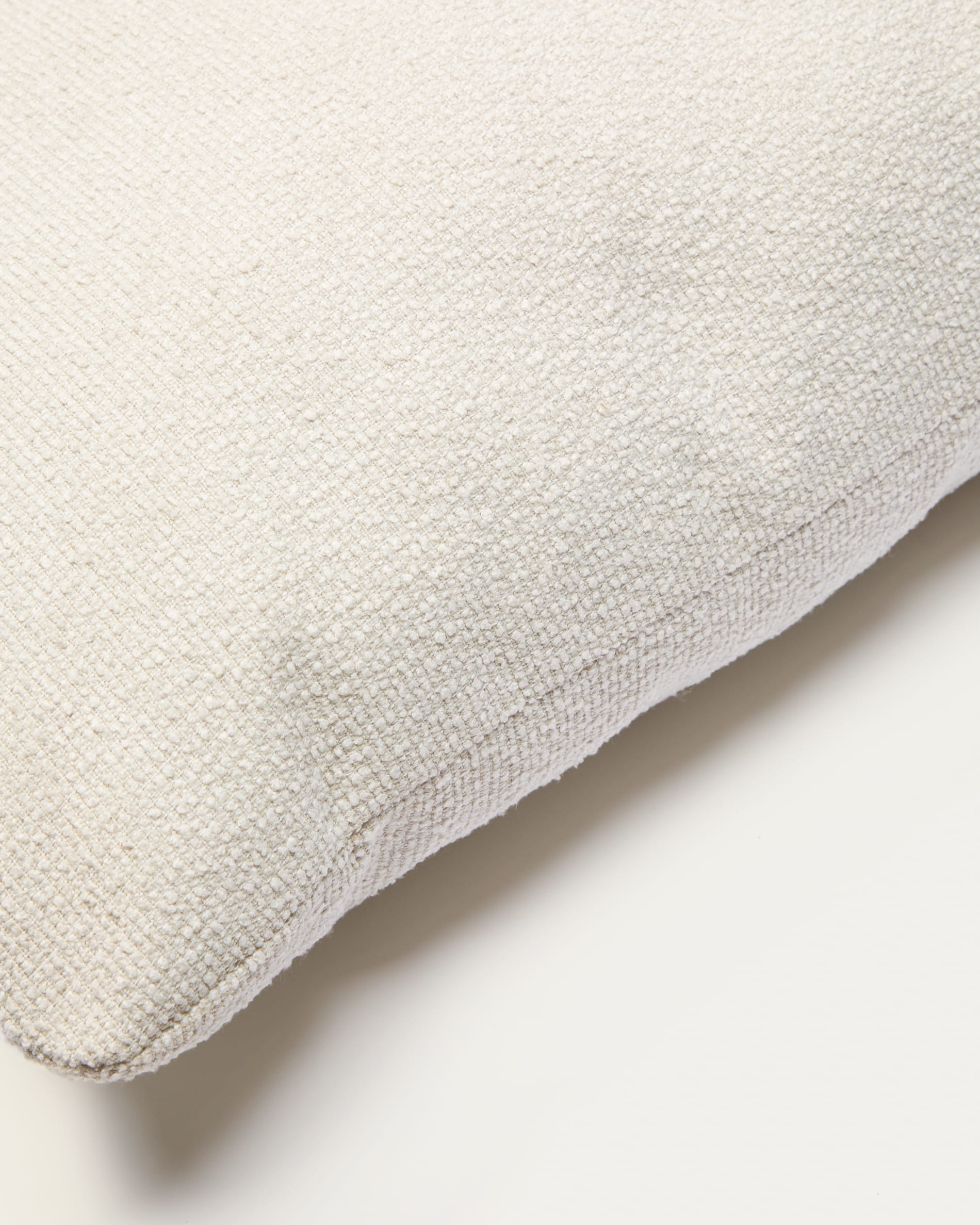 Elegantes Kissen Martina in Écru, 52 x 52 cm, aus hochwertigem Chenille-Stoff. Perfekt für stilvolle Akzente und gemütliche Wohnräume.