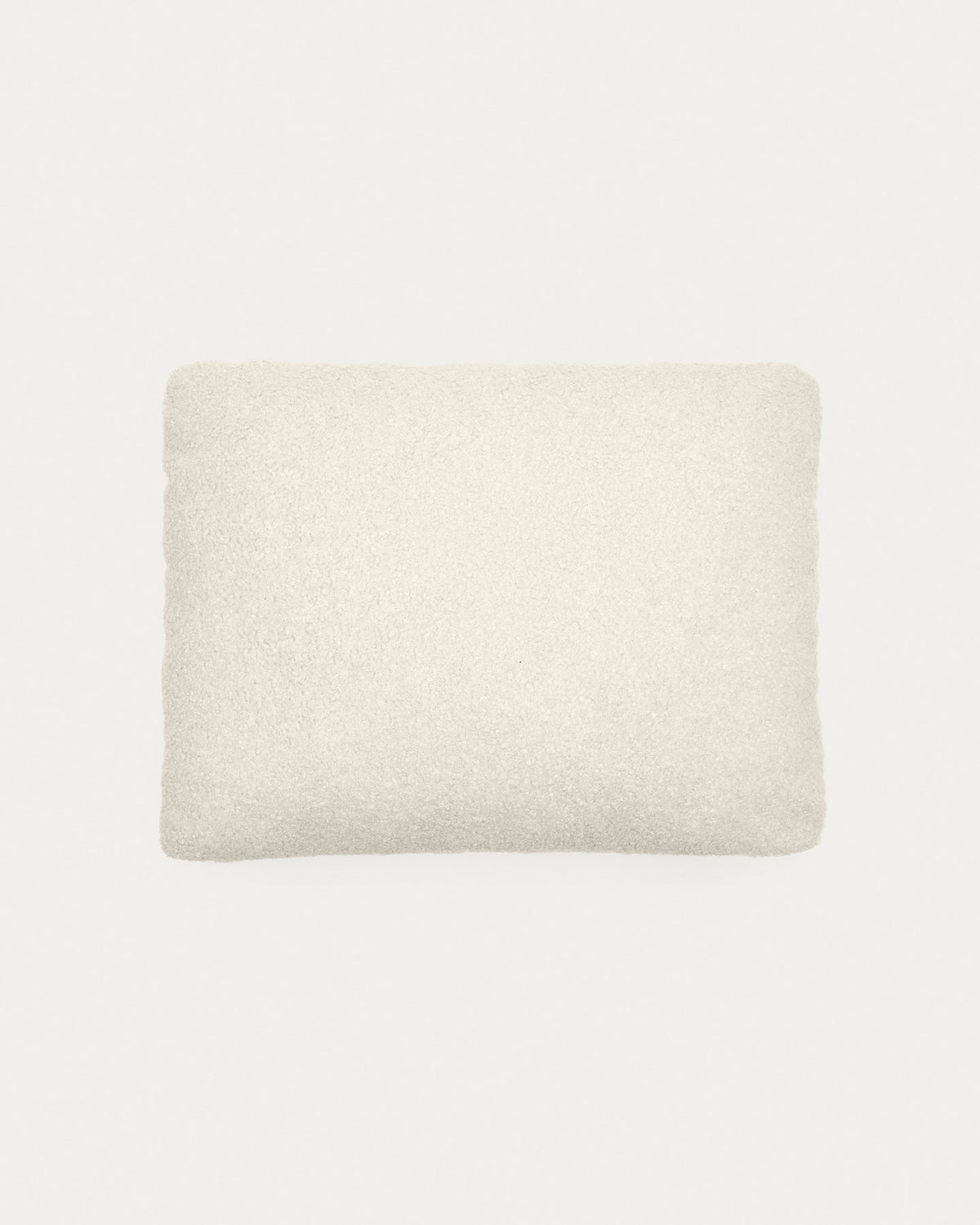 Kissen Martina in Lammfelloptik in Ecru, 47 x 36 cm in Weiss präsentiert im Onlineshop von KAQTU Design AG. Deko Kissen ist von Kave Home