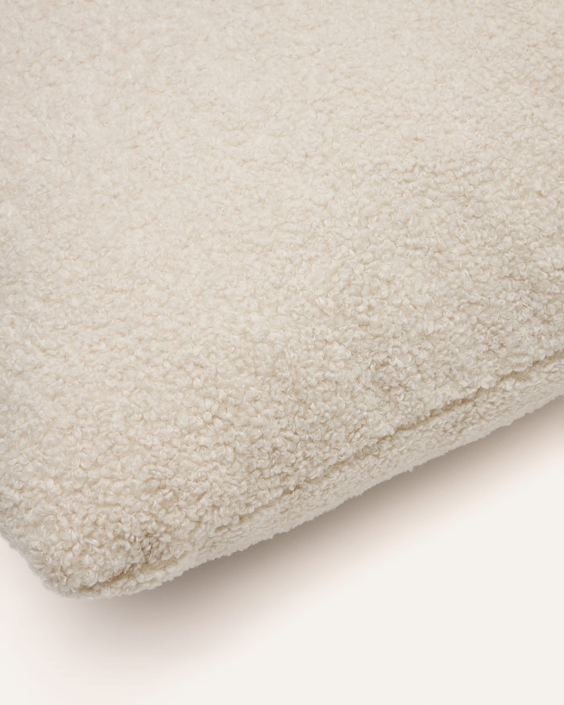 Das Kissen Martina in Lammfelloptik, 47 x 36 cm, kombiniert stilvolles Design mit nachhaltigem Bouclé-Stoff und schafft eine einladende Wohnatmosphäre.