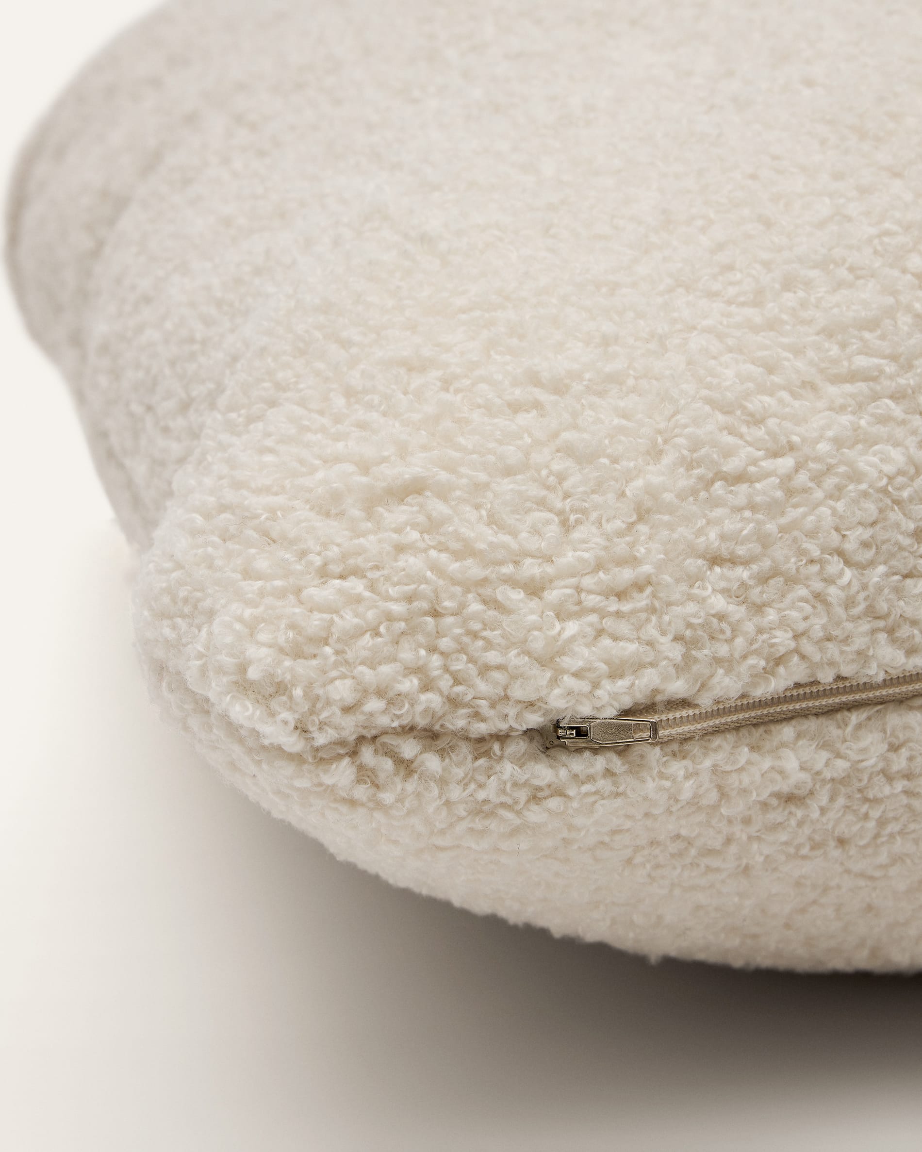 Das Martina Kissen in Ecru, 47 x 36 cm, vereint elegantes Lammfell-Design mit umweltfreundlichem Bouclé-Stoff für ein gemütliches Zuhause.