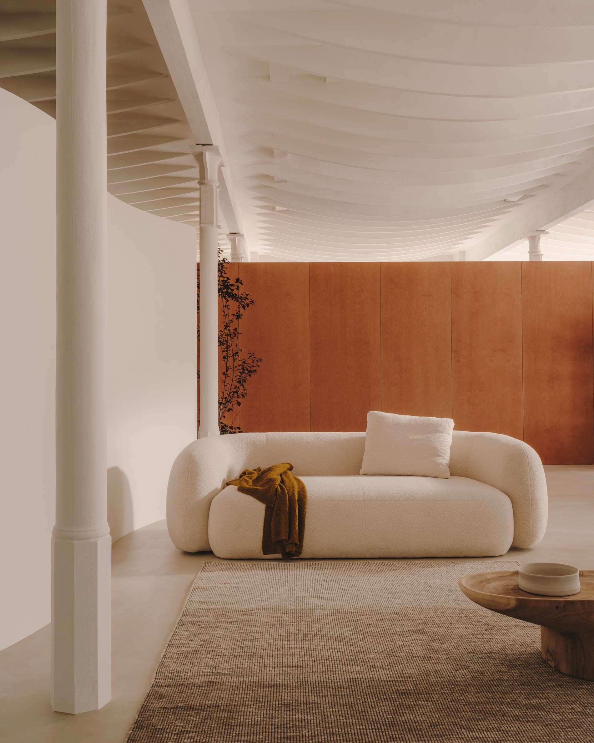 Elegantes Martina Kissen in Ecru mit weichem Bouclé-Stoff, 47x36 cm, ideal für stilvolle Wohnräume von Kave Home.