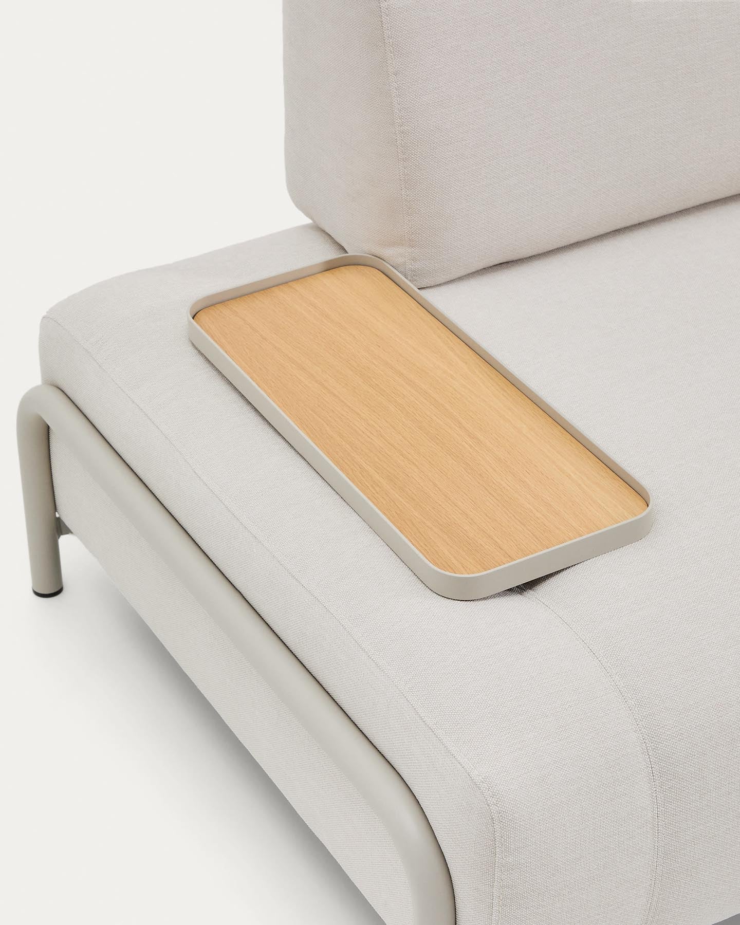 Stilvolles 2-Sitzer-Sofa Compo in Ecru aus hochwertigem Chenille. Inklusive praktisches Eichenfurnier-Tablett für zusätzlichen Komfort.