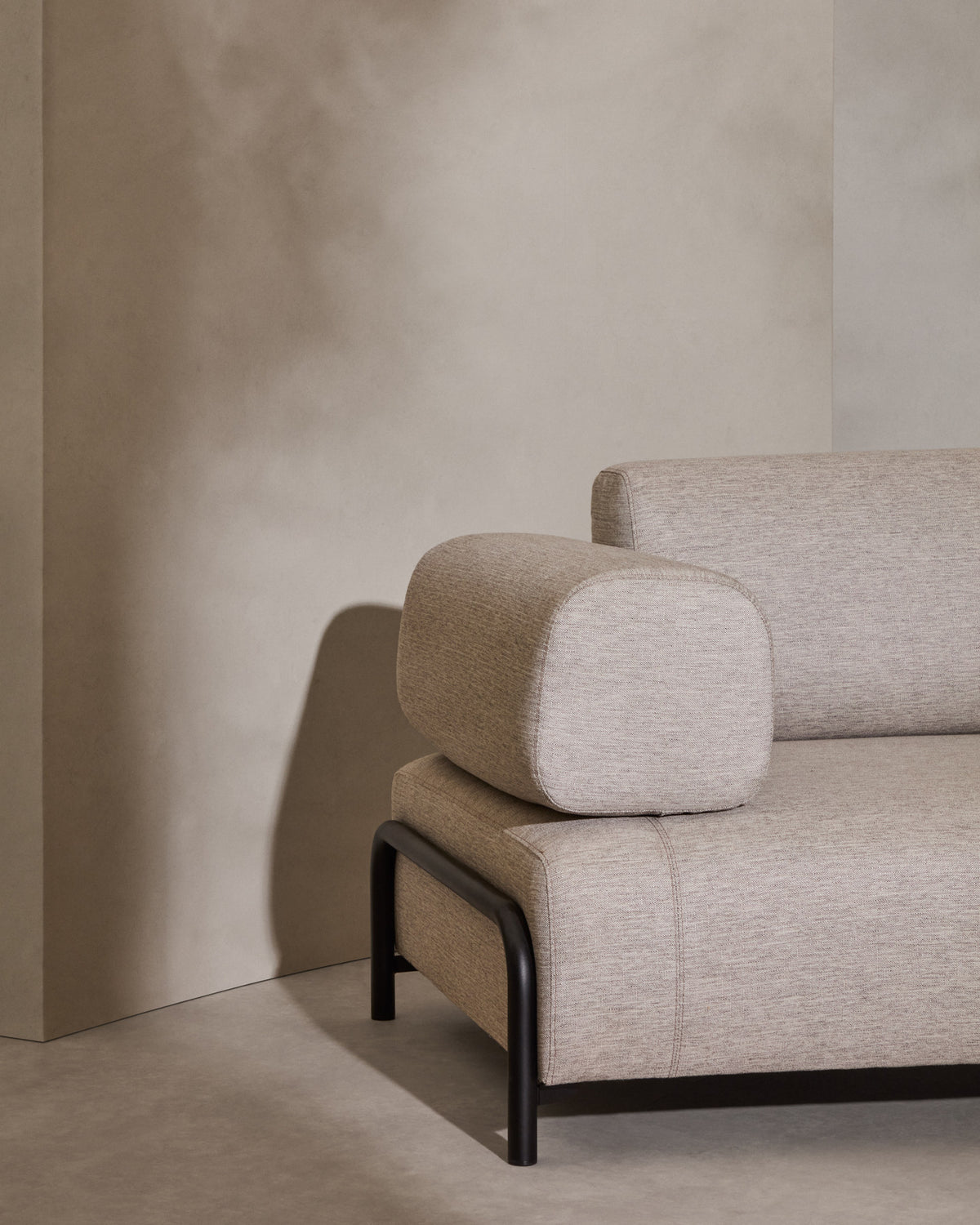 Compo 3-Sitzer-Sofa beige und Metallgestell beige 232 cm FSC Mix Credit in Beige präsentiert im Onlineshop von KAQTU Design AG. 3er Sofa ist von Kave Home