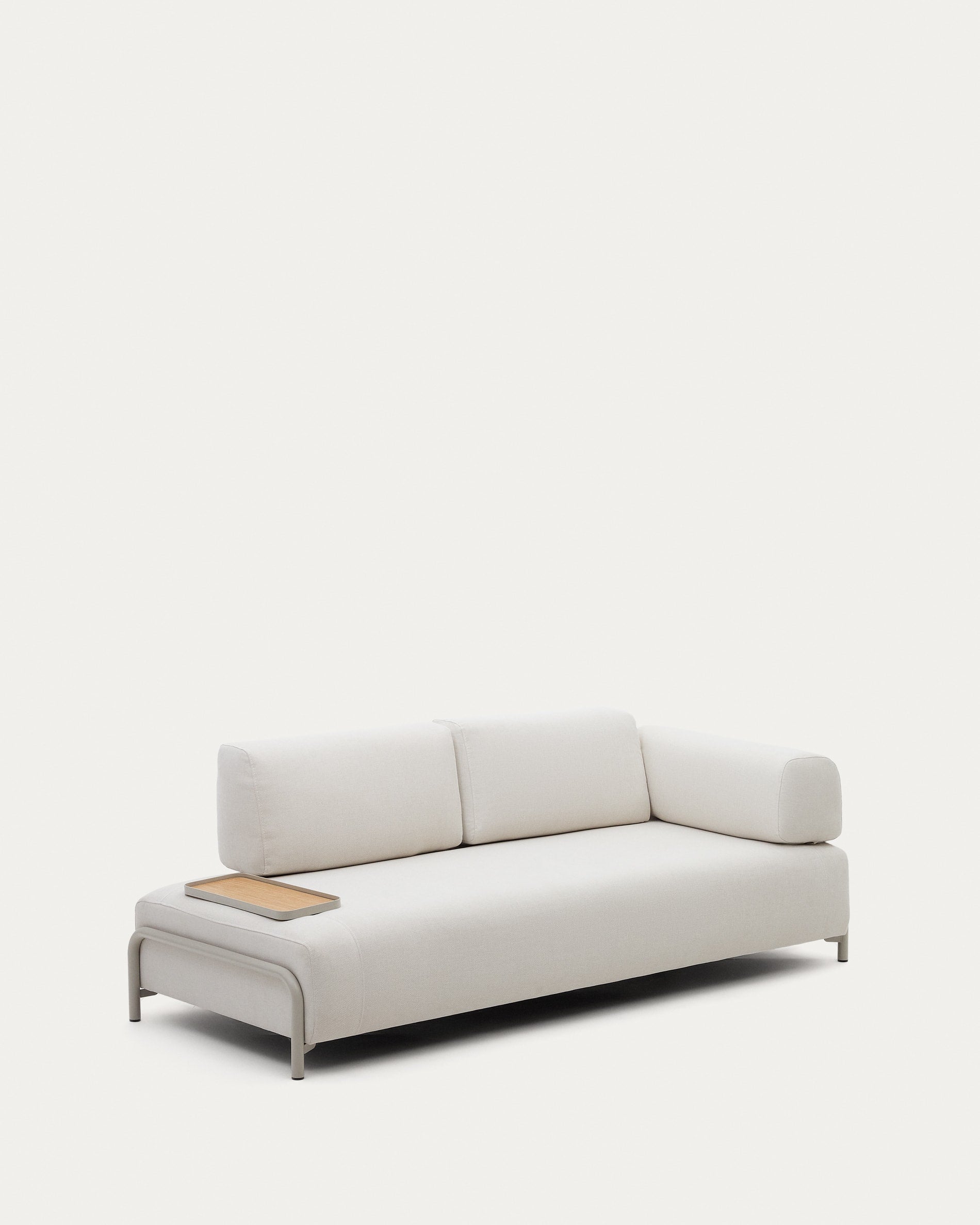 Stilvolles 3-Sitzer-Sofa in Beige mit integriertem Tablett aus Eichenfurnier und robustem Metallgestell, 232 cm breit, von Kave Home.