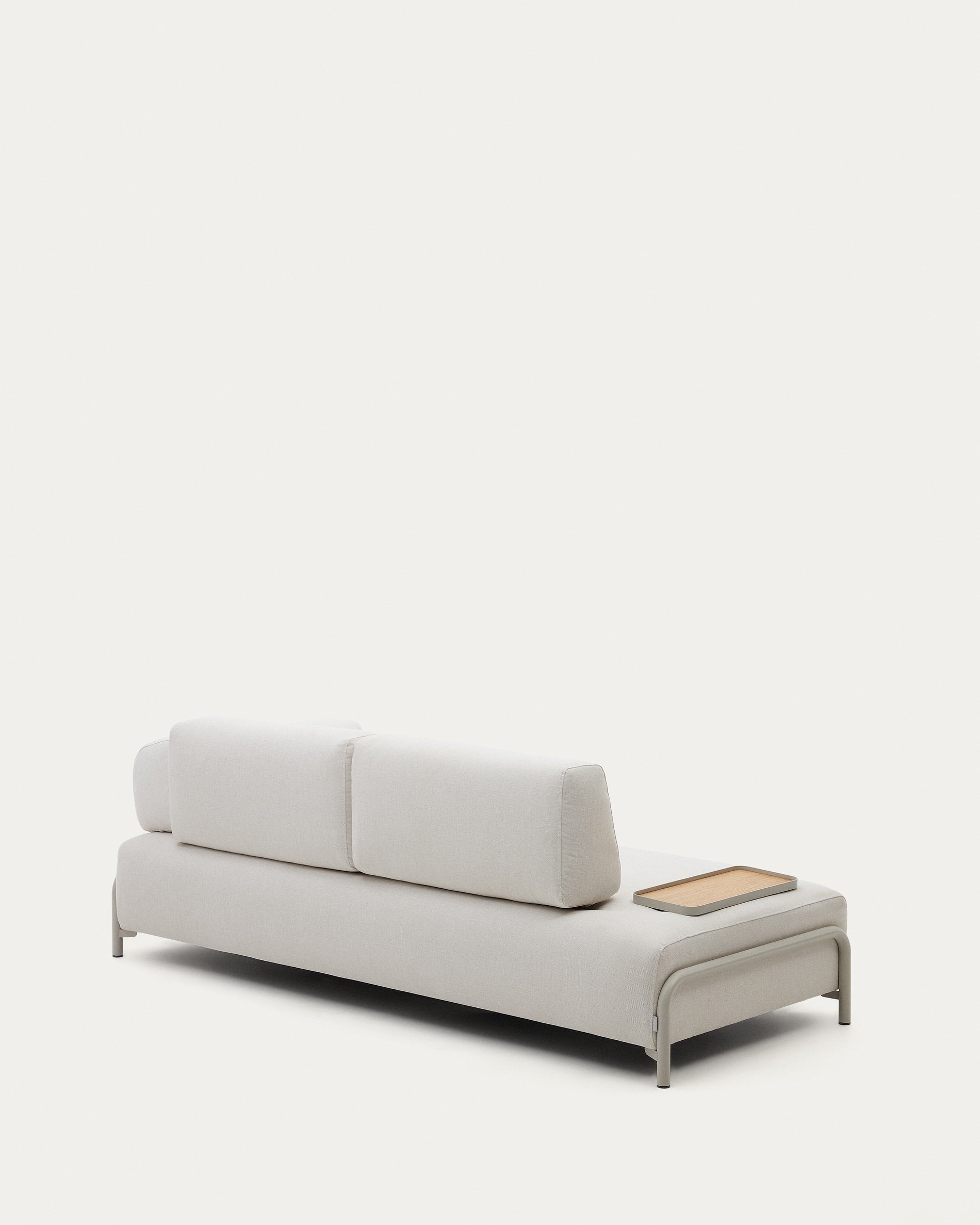 Stilvolles 3-Sitzer-Sofa in Beige mit integriertem Tablett aus Eichenfurnier und robustem Metallgestell, 232 cm breit, von Kave Home.