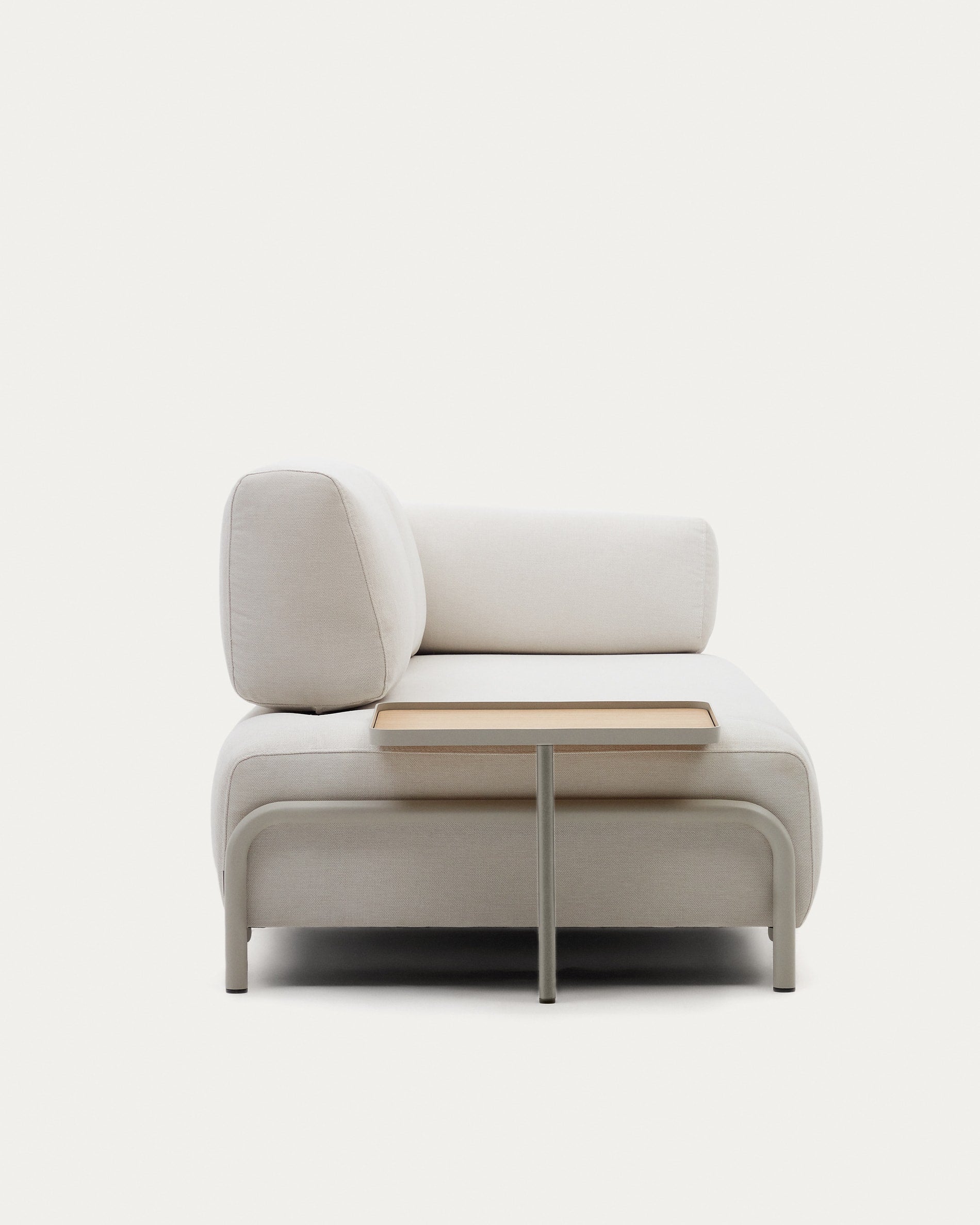 Elegantes 3-Sitzer-Sofa in Chenille Beige mit integriertem Tablett aus Eichenfurnier und stabilem Metallgestell, 232 cm, von Kave Home.