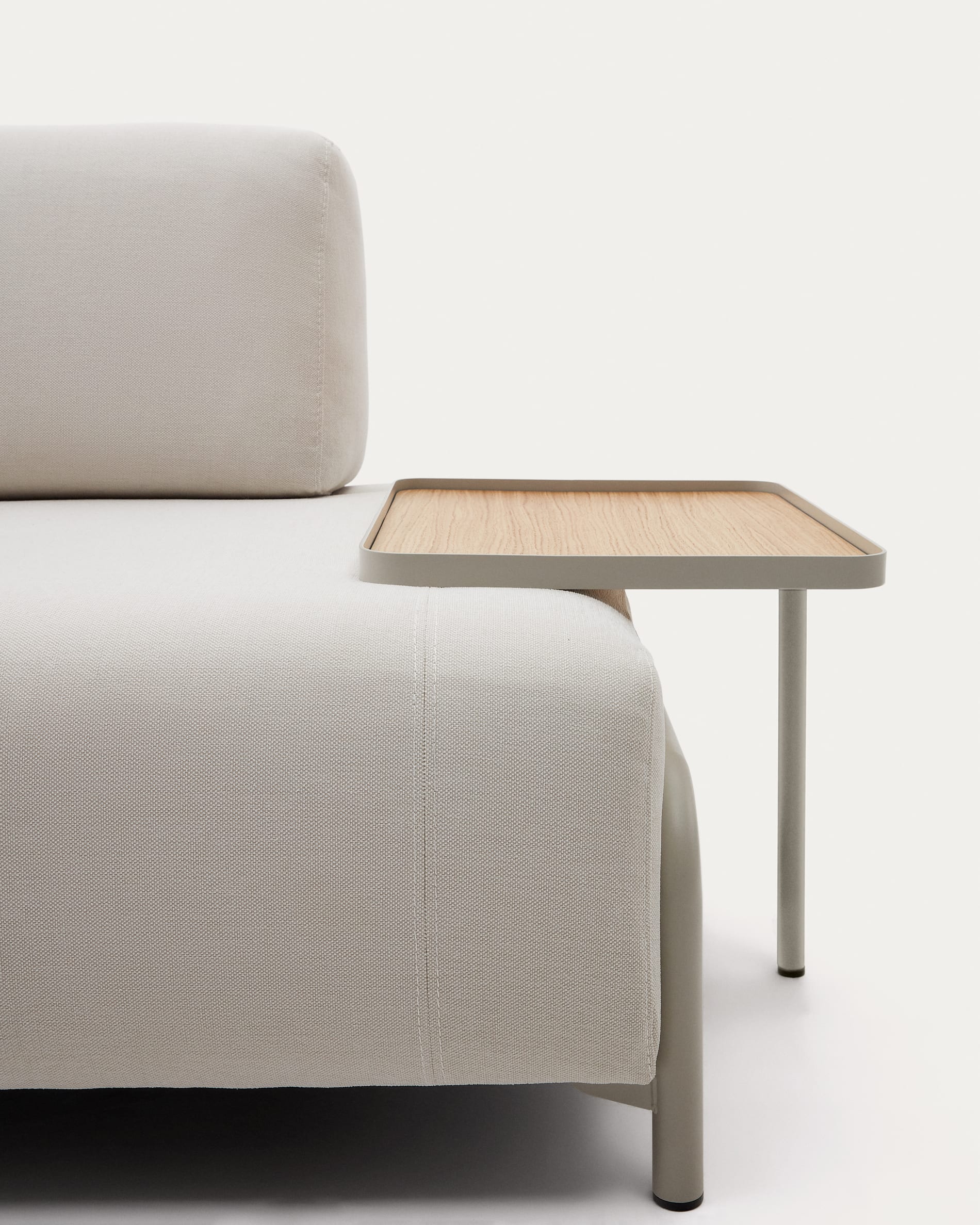 Elegantes 3-Sitzer-Sofa in Chenille Beige, 232 cm, mit praktischem Eichenfurnier-Tablett und stabiler Metallbasis für stilvolle Wohnräume.