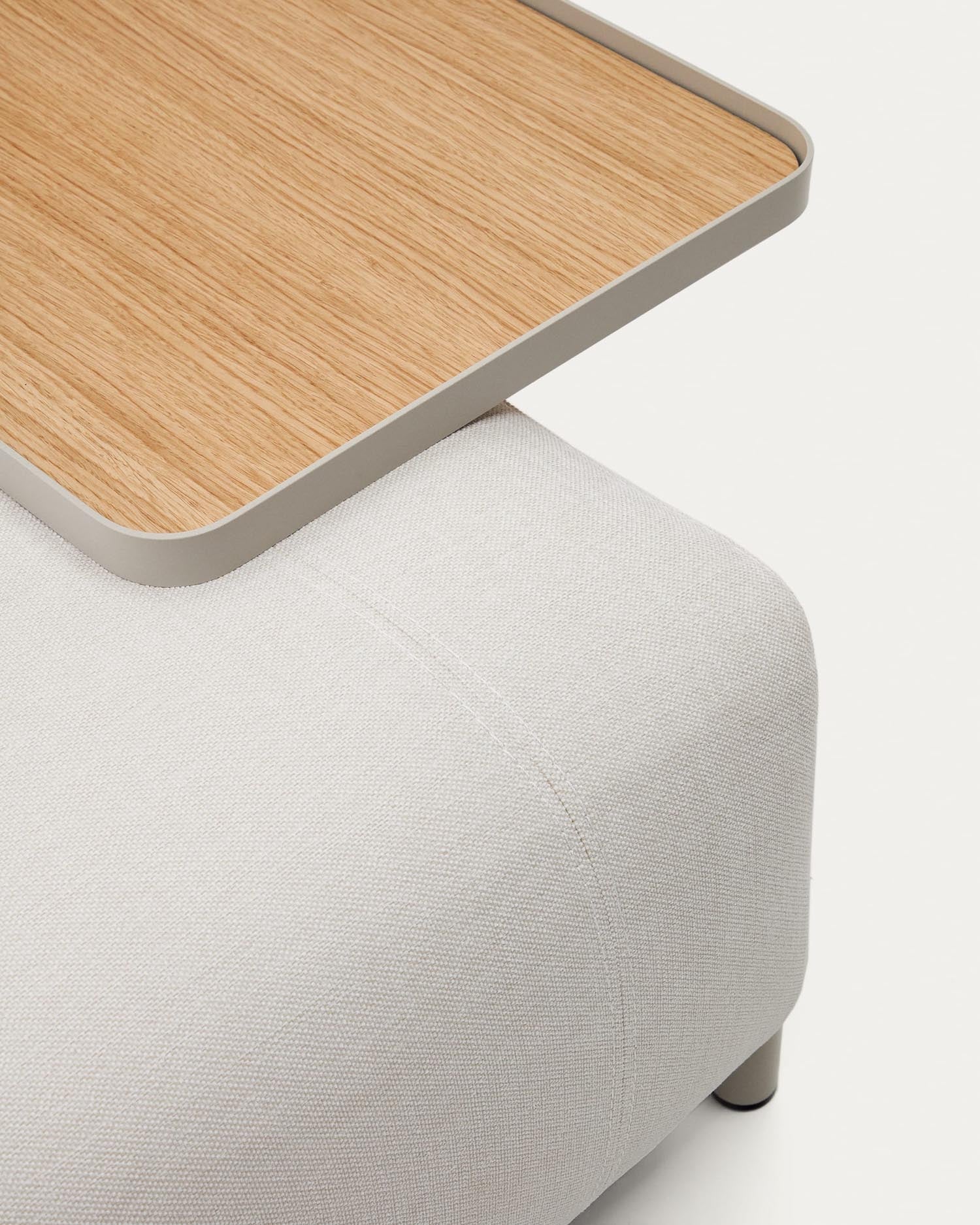 Stilvolles 3-Sitzer-Sofa in Chenille Beige, 232 cm, mit funktionalem Eichenfurnier-Tablett und robustem Metallgestell für Ihr modernes Zuhause.