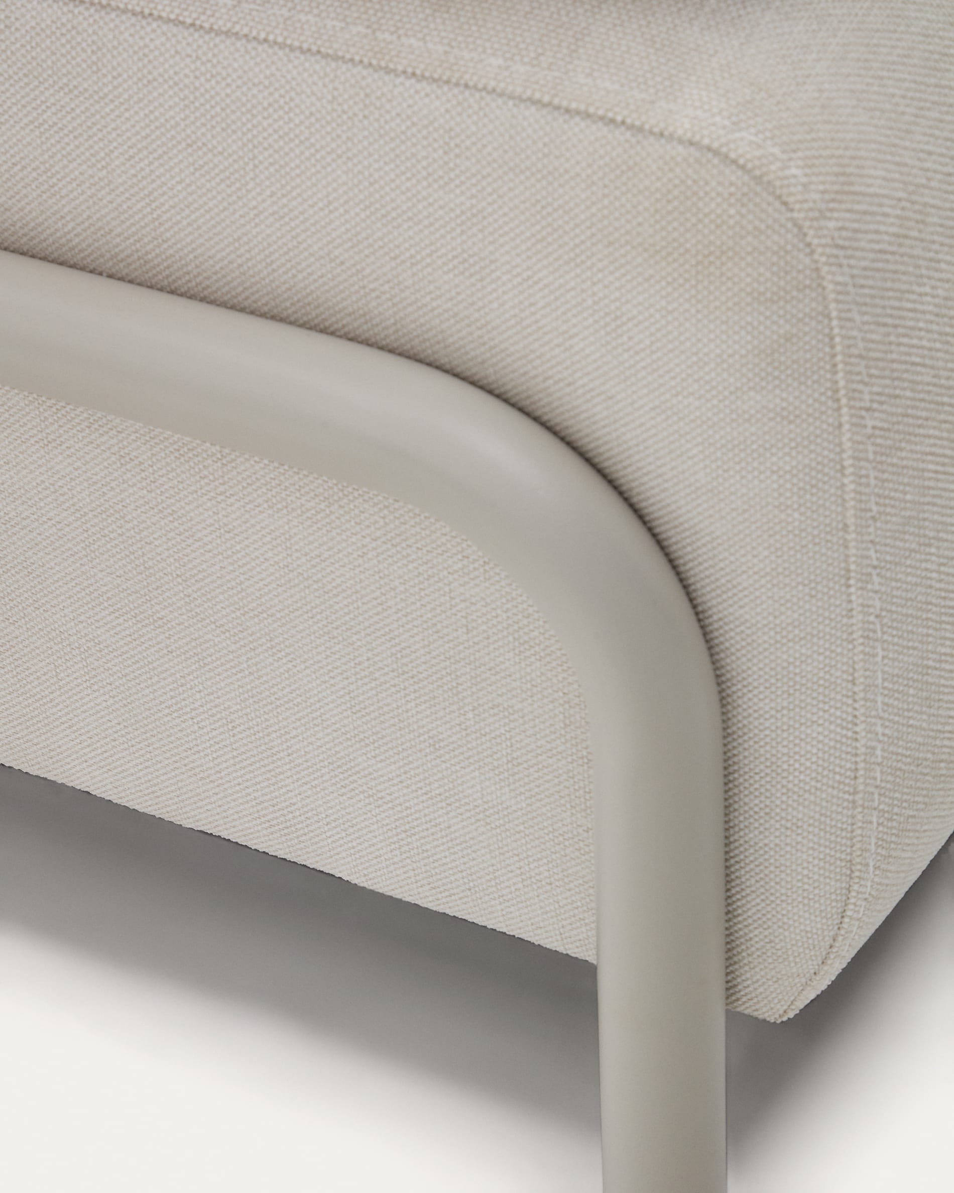 Elegantes 3-Sitzer-Sofa in Chenille Beige, 232 cm, mit praktischem Eichenfurnier-Tablett und stabiler Metallbasis – ideal für stilvolle Wohnräume.