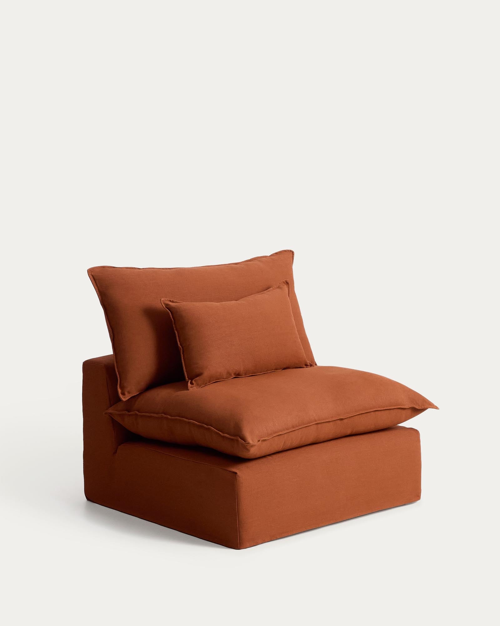 Stylischer Sessel Anarela in Terrakotta, 110 cm, mit abnehmbarem Leinenbezug, nachhaltig produziert aus FSC Mix Credit.