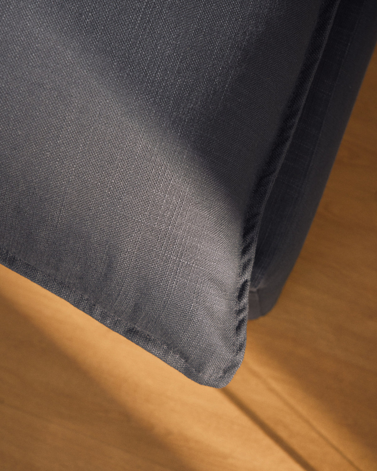Sessel Anarela mit abnehmbarem Bezug aus Leinen und Viskose in Dunkelgrau, 110 cm, FSC Mix Credit in Dunkelgrau präsentiert im Onlineshop von KAQTU Design AG. Sessel ist von Kave Home