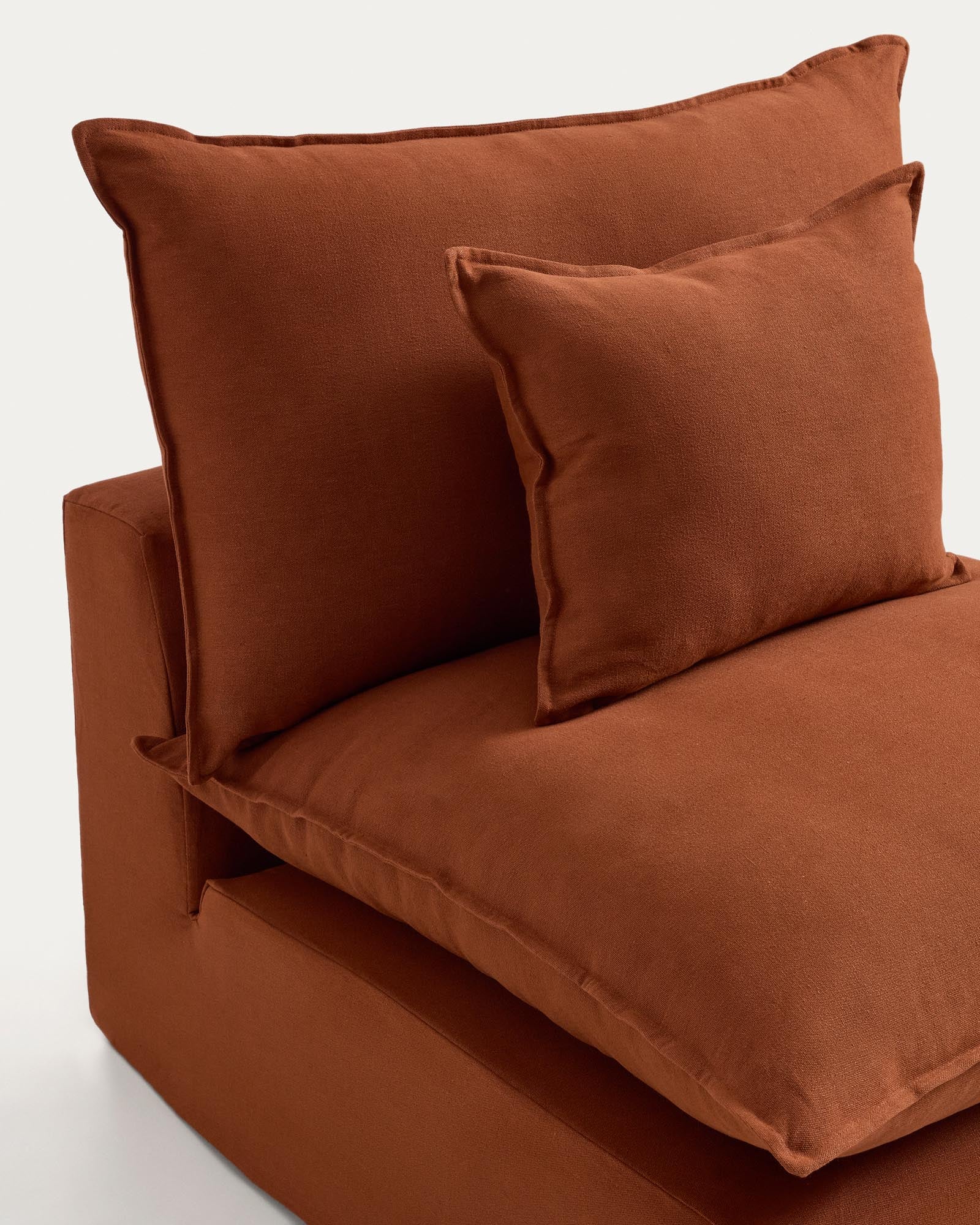 Eleganter Sessel Anarela in warmem Terrakotta, mit abnehmbarem Leinenbezug, 90 cm, nachhaltig aus FSC Mix Credit gefertigt.