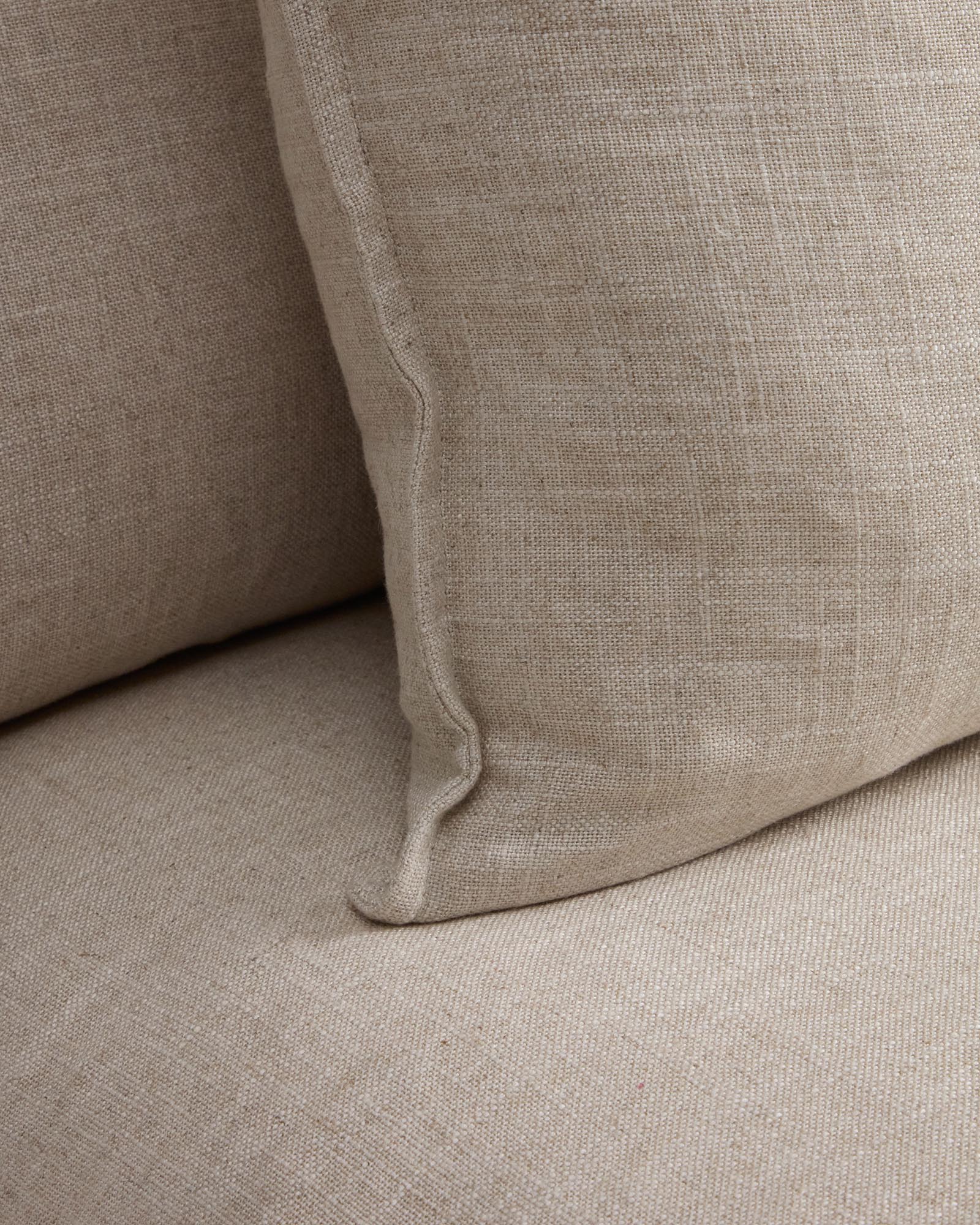 Beiger Sessel Anarela von Kave Home, 90 cm, aus Leinen und Viskose, mit abnehmbarem Bezug und nachhaltiger FSC Mix Credit-Zertifizierung.