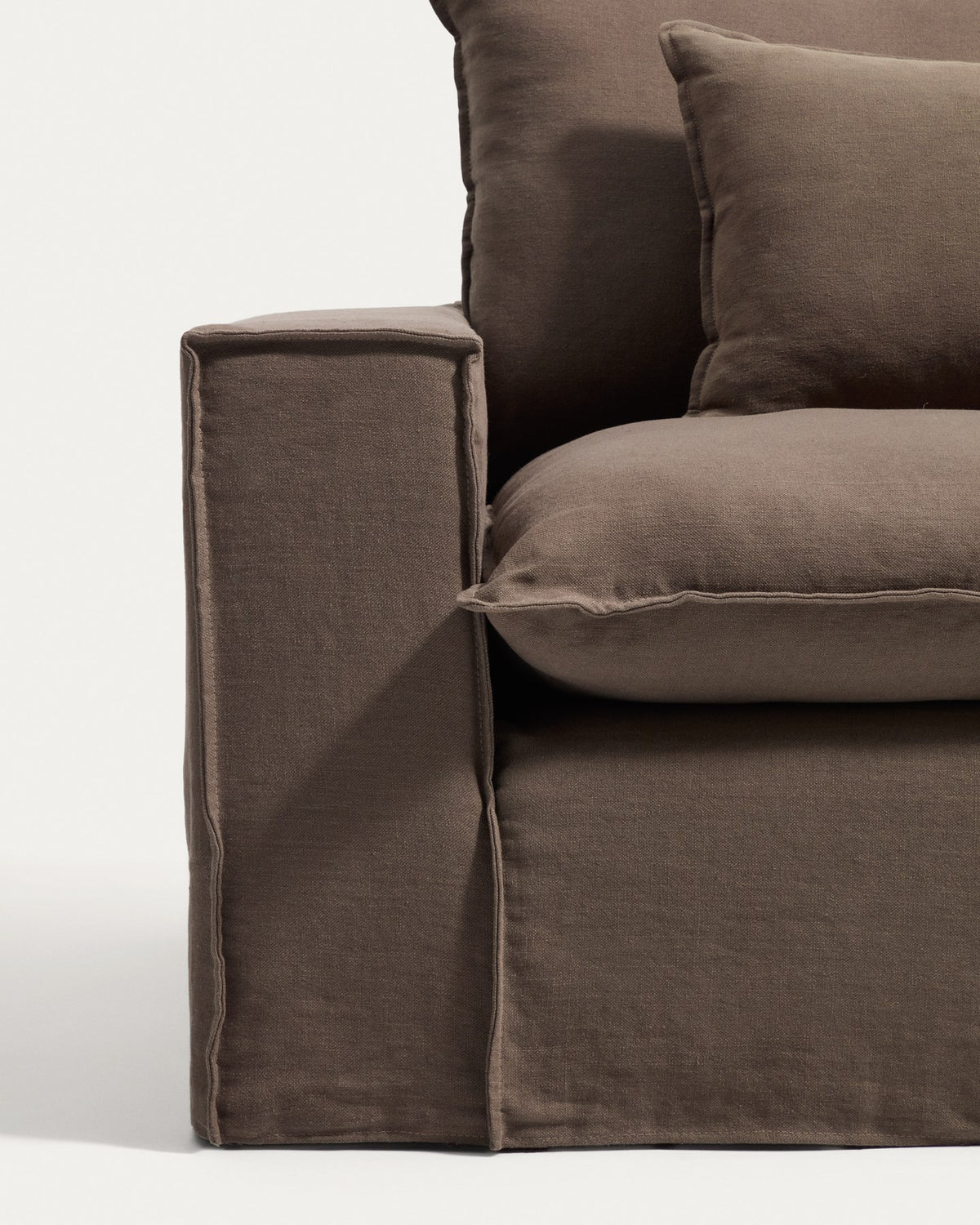 Sessel Anarela mit abnehmbarem Leinenbezug in Taupe, schwarzen Kunststoffbeinen und gepolsterter Sitzfläche, Frontalansicht.