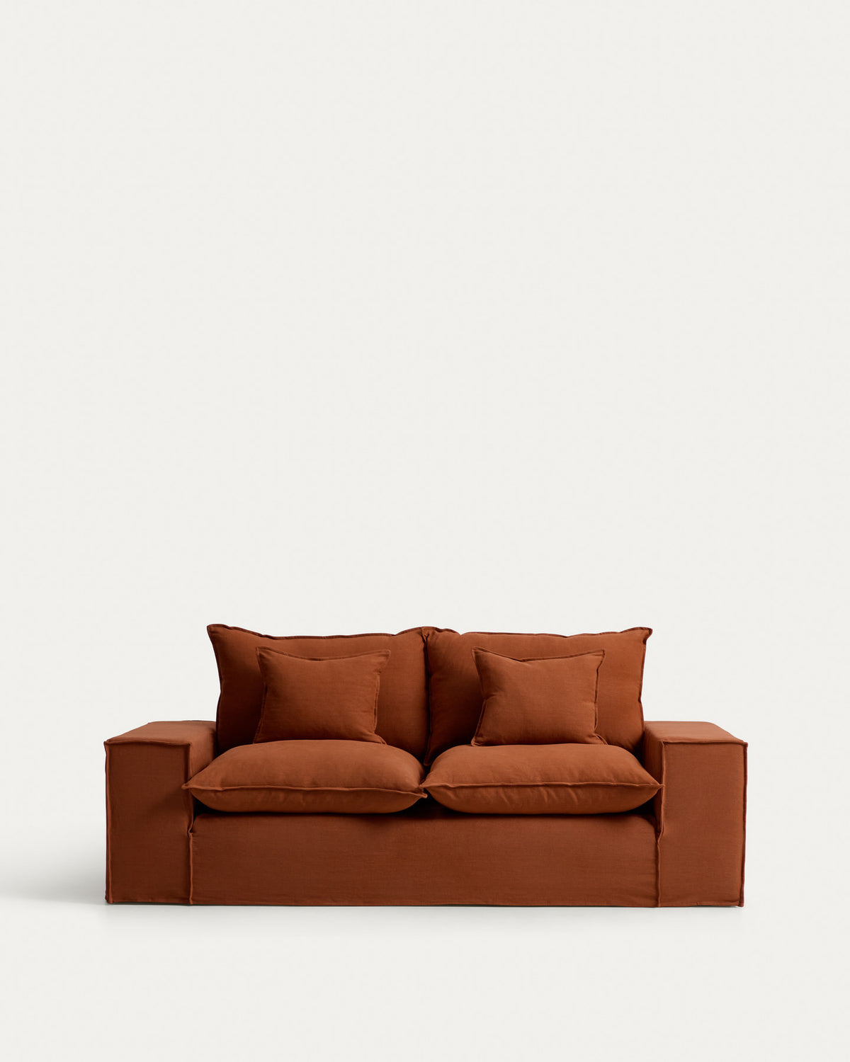 2-Sitzer-Sofa Anarela mit abnehmbarem Bezug aus 100 % Leinen in Terrakotta, 240 cm, FSC Mix Credit in Terrakotta präsentiert im Onlineshop von KAQTU Design AG. 2er Sofa ist von Kave Home