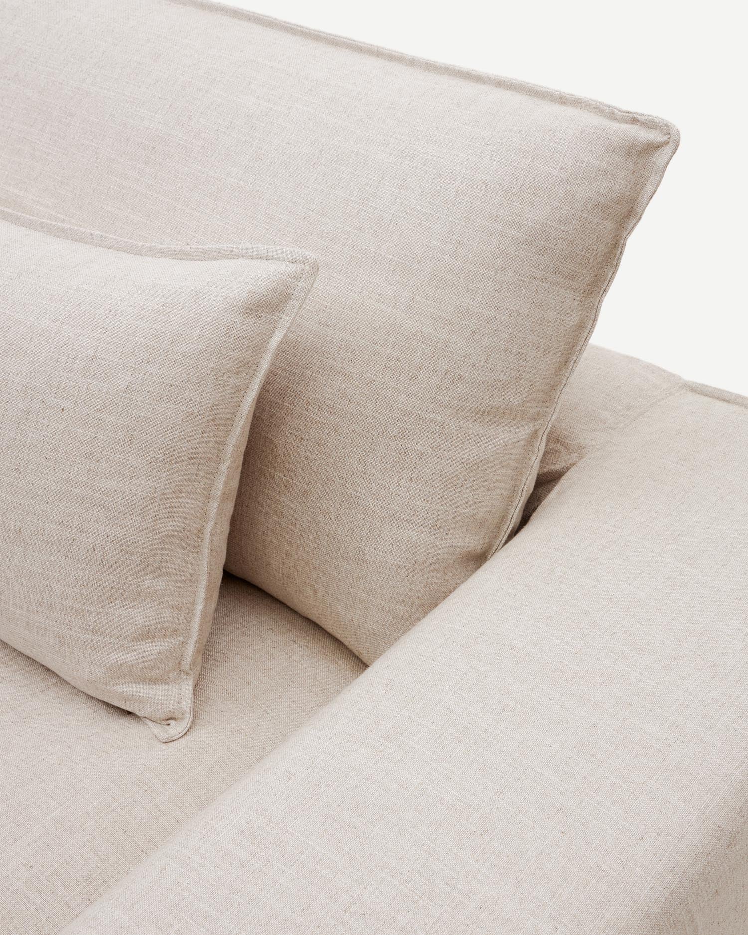 Entdecken Sie das stilvolle 2-Sitzer Sofa Anarela von Kave Home. Mit abnehmbarem Bezug und beigen Leinenkissen vereint es Komfort und Eleganz.