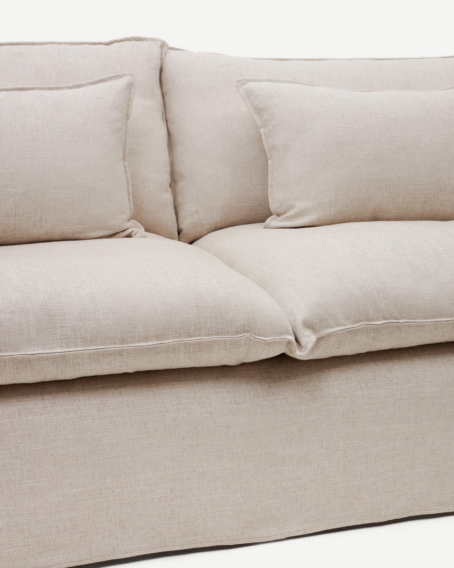 Erleben Sie das elegante 2-Sitzer Sofa Anarela von Kave Home. Abnehmbarer Bezug und bequeme Leinenkissen bieten höchsten Komfort und einfache Pflege.