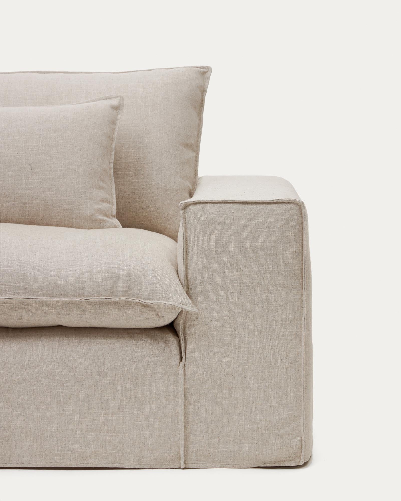 Beige 2-Sitzer-Sofa Anarela von Kave Home, 220 cm, mit abnehmbarem Leinen- und Viskosebezug, stilvolles Design für modernes Wohnen.