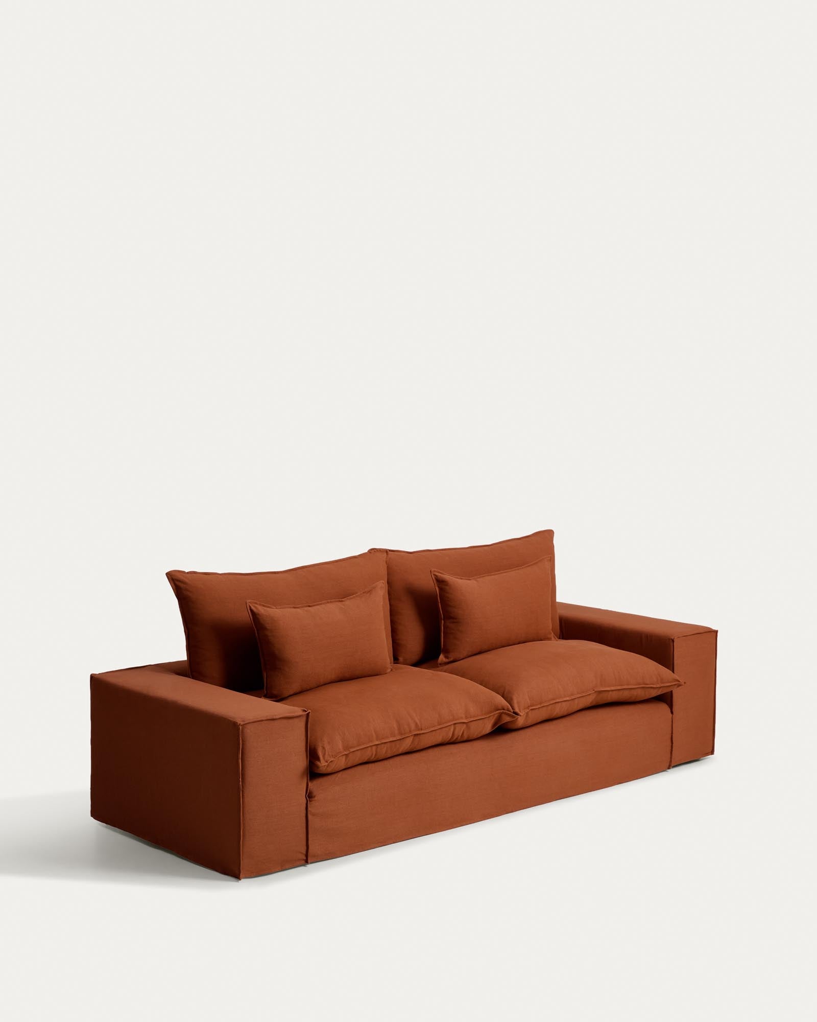 Elegantes 3-Sitzer-Sofa Anarela in warmem Terrakotta, 280 cm, mit abnehmbarem Leinenbezug und nachhaltigem FSC Mix Credit für stilvolle Wohnräume.