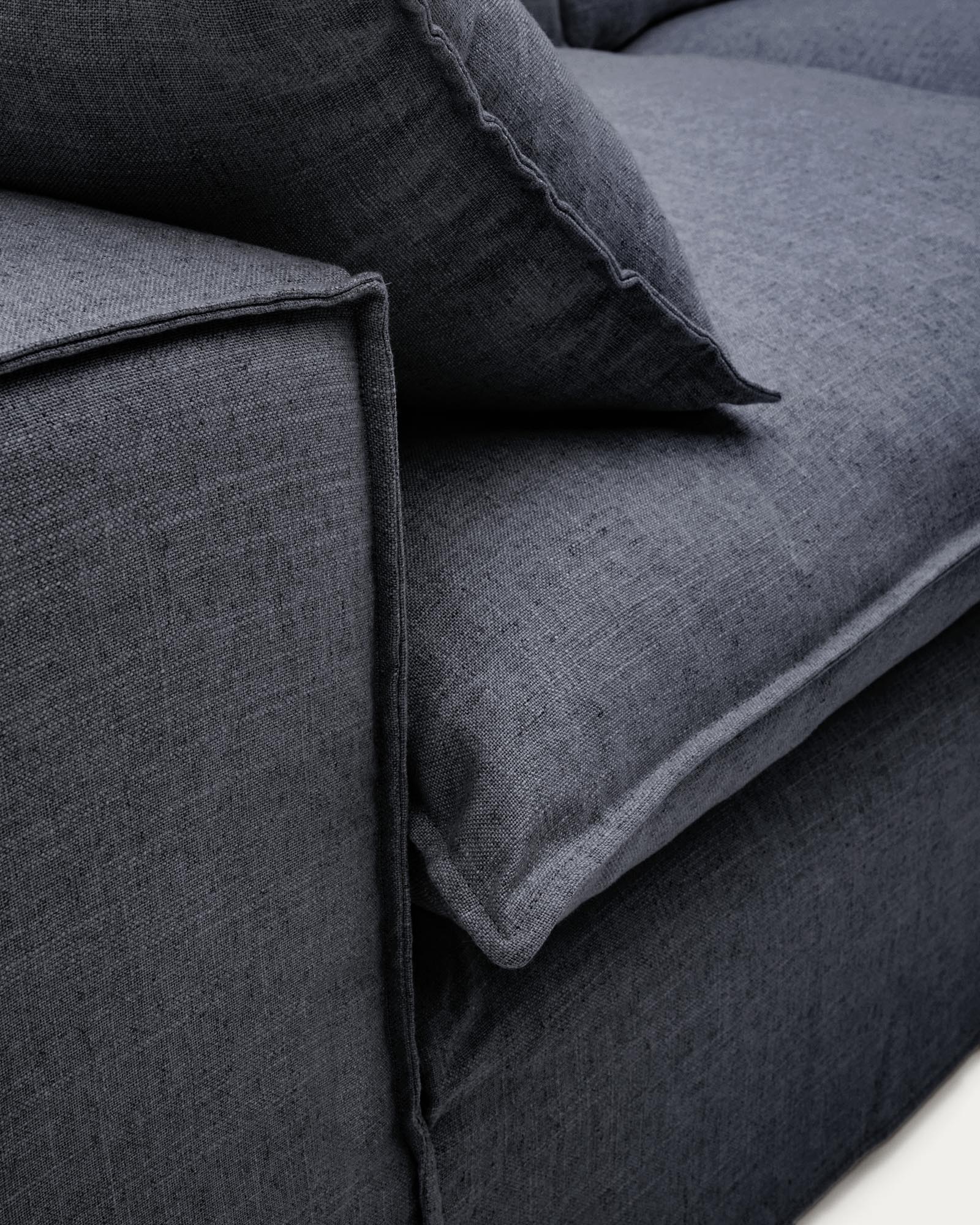 Modernes 3-Sitzer-Sofa Anarela in edlem Dunkelgrau, aus hochwertigem Leinen und Viskose, mit praktischem abnehmbarem Bezug für vielseitige Einrichtung.