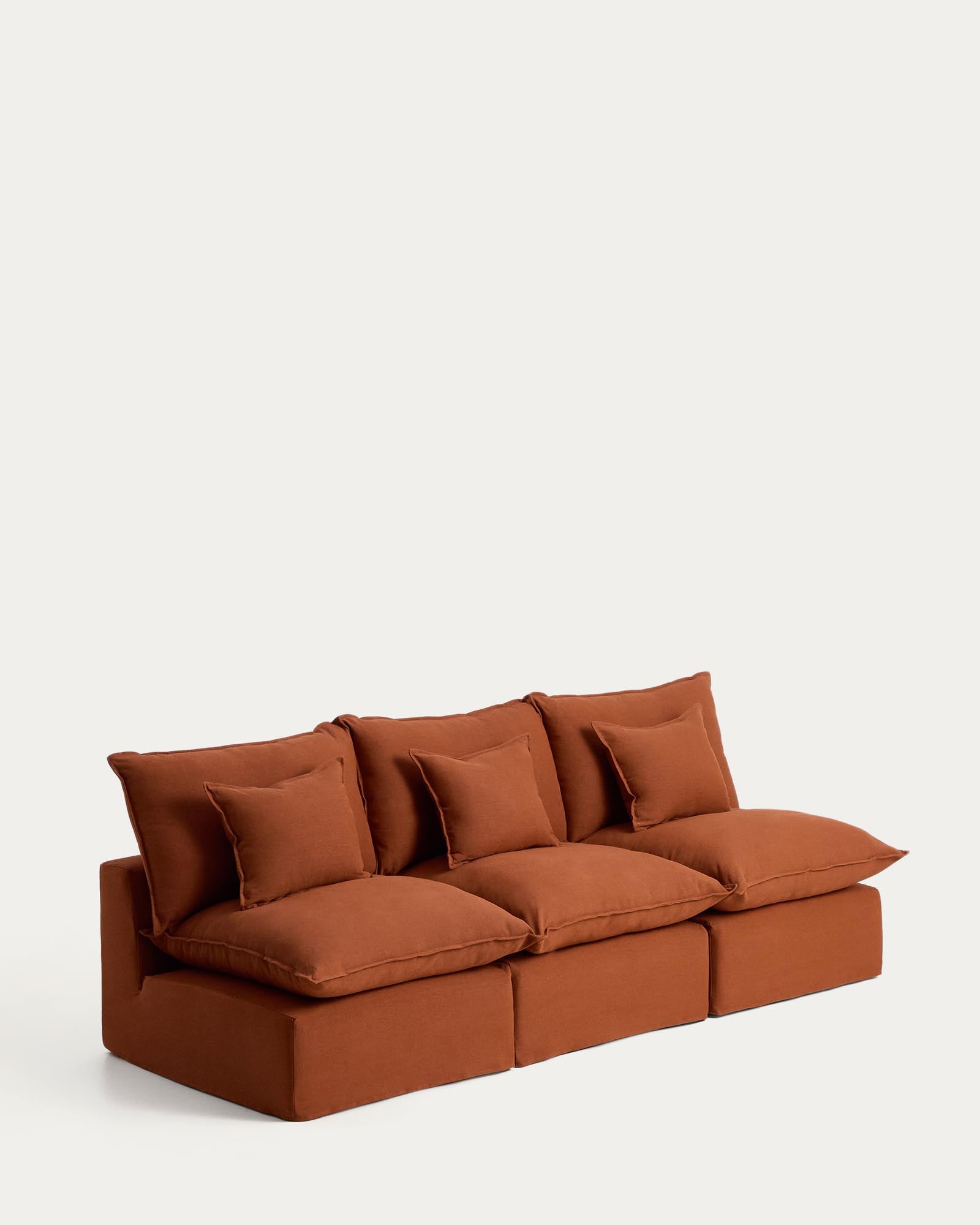 Modulares 3-Sitzer-Sofa Anarela in Terrakotta, aus hochwertigem Leinen mit abnehmbarem Bezug, perfekt für moderne Wohnkonzepte.