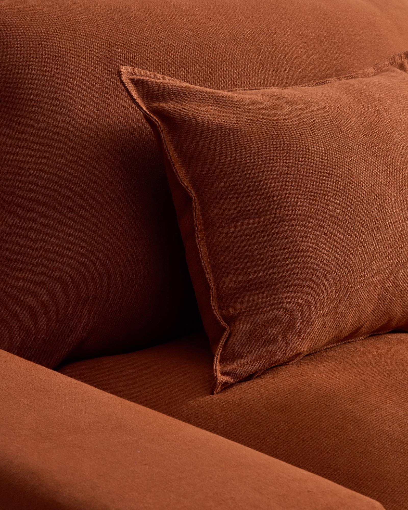 Elegantes 3-Sitzer-Modularsofa Anarela in warmem Terrakotta, aus hochwertigem Leinen mit abnehmbarem Bezug, 310 cm, nachhaltig produziert.