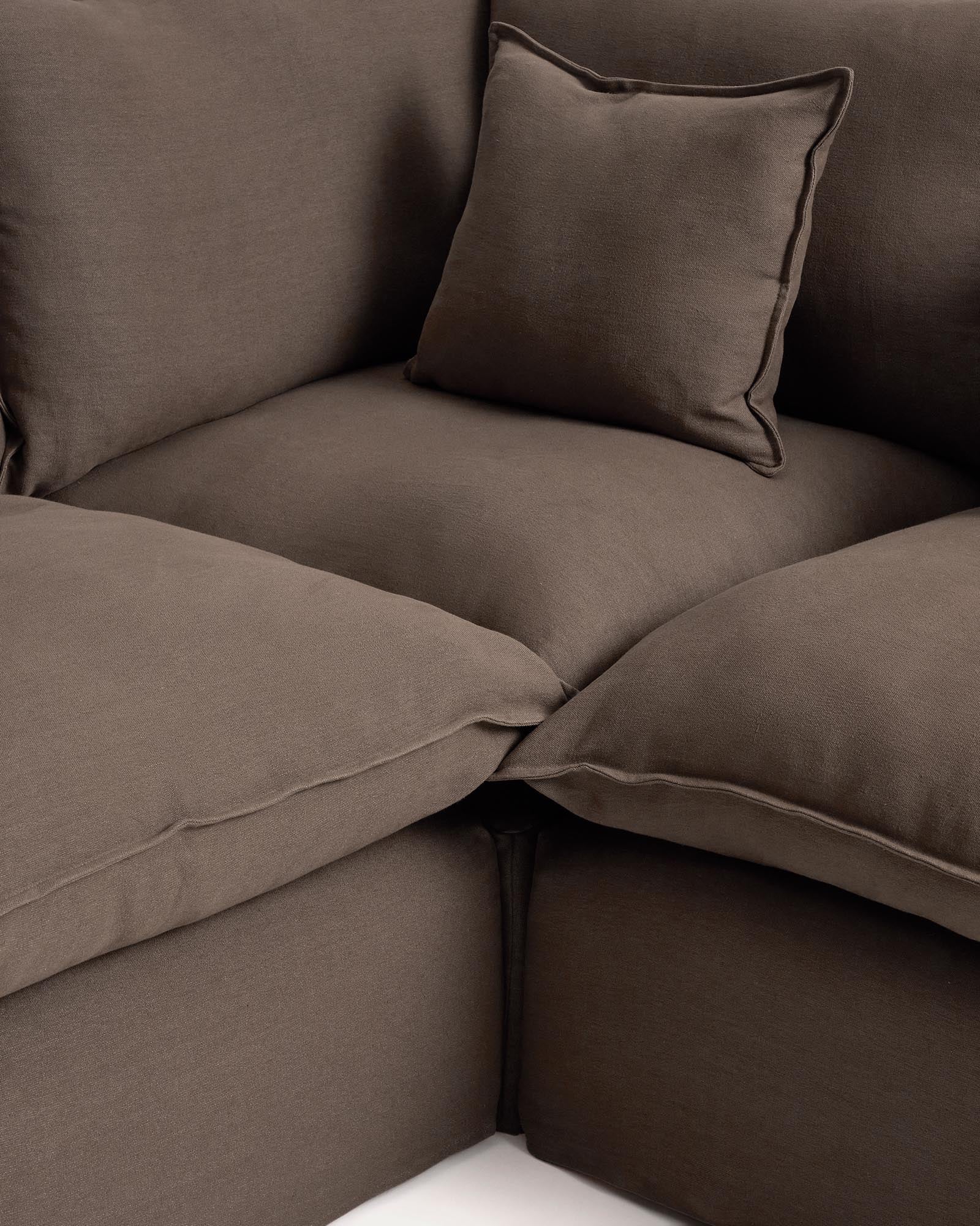 Modulares 4-Sitzer-Ecksofa Anarela in Taupe, mit abnehmbarem Leinenbezug, perfekt für moderne Wohnkonzepte und nachhaltigen Komfort.