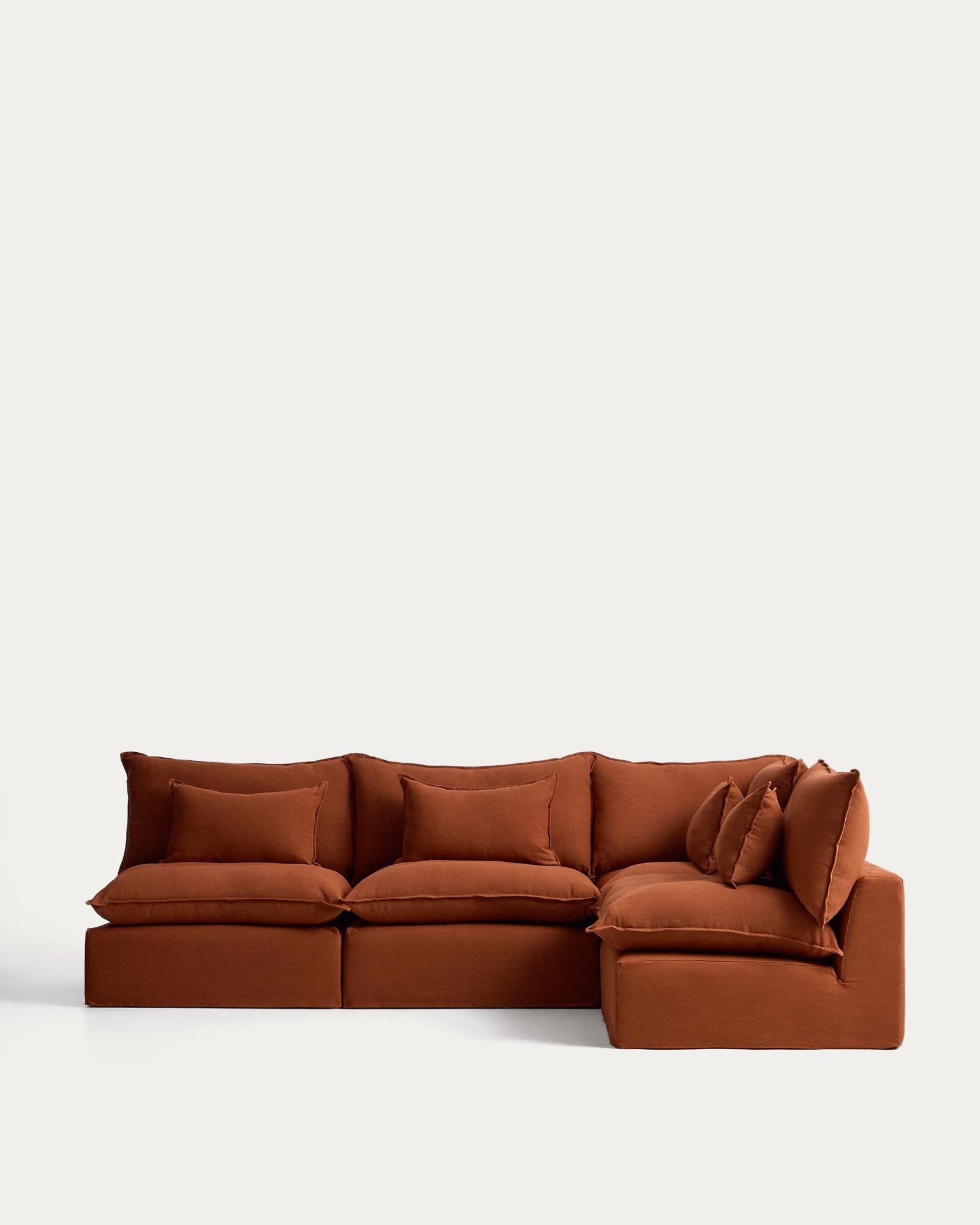 Modulares 6-Sitzer-Ecksofa Anarela mit abnehmbarem Bezug aus Leinen in Terrakotta, 327 x 217 cm / 217 x 327 cm, FSC Mix Credit in Terrakotta präsentiert im Onlineshop von KAQTU Design AG. 5er Sofa ist von Kave Home