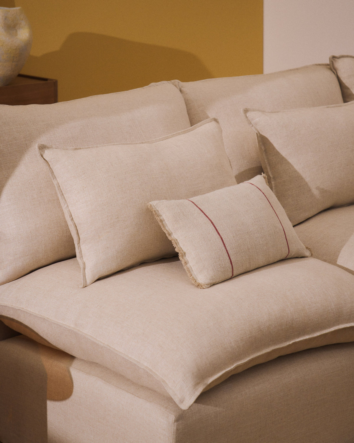 Modulares 6-Sitzer-Ecksofa Anarela mit abnehmbarem Bezug aus Leinen und Viskose in Beige, 327 x 217 cm / 217 x 327 cm, FSC Mix Credit in Beige präsentiert im Onlineshop von KAQTU Design AG. 5er Sofa ist von Kave Home