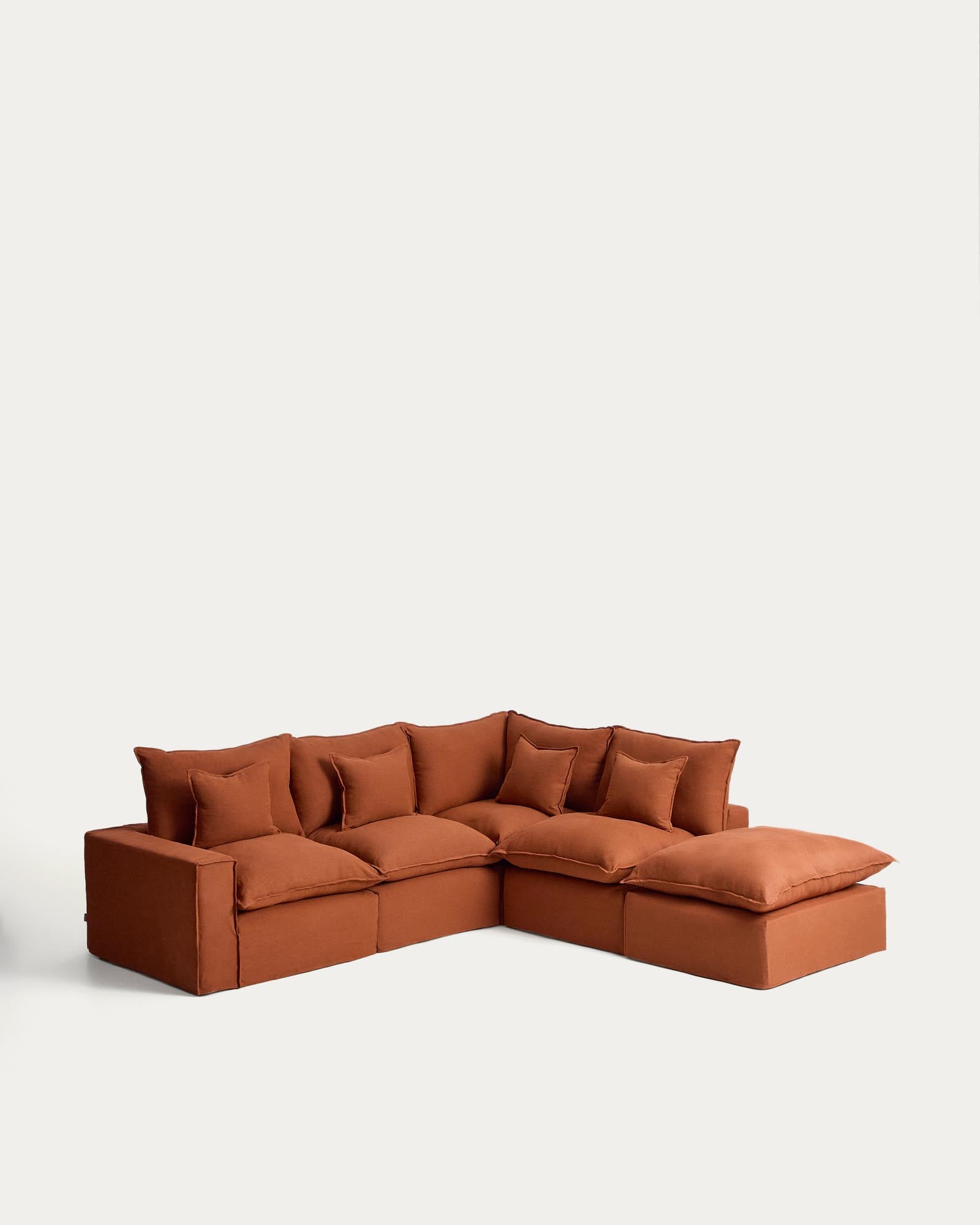 Stylisches 4-Sitzer-Ecksofa Anarela in Terrakotta, modulares Design mit abnehmbarem Leinenbezug, perfekt für gemütliche Wohnräume.