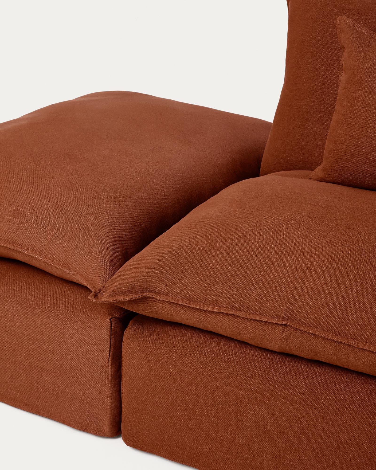 Modulares 6-Sitzer-Ecksofa Anarela in warmem Terrakotta, mit abnehmbarem Leinenbezug und nachhaltigem FSC-zertifiziertem Holzrahmen.