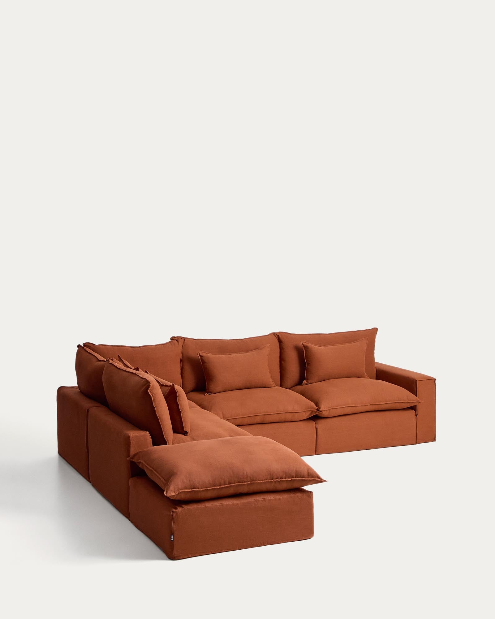 Modulares Ecksofa Anarela in warmem Terrakotta, ideal für 6 Personen, mit abnehmbarem Leinenbezug und nachhaltigem FSC-zertifiziertem Holz.