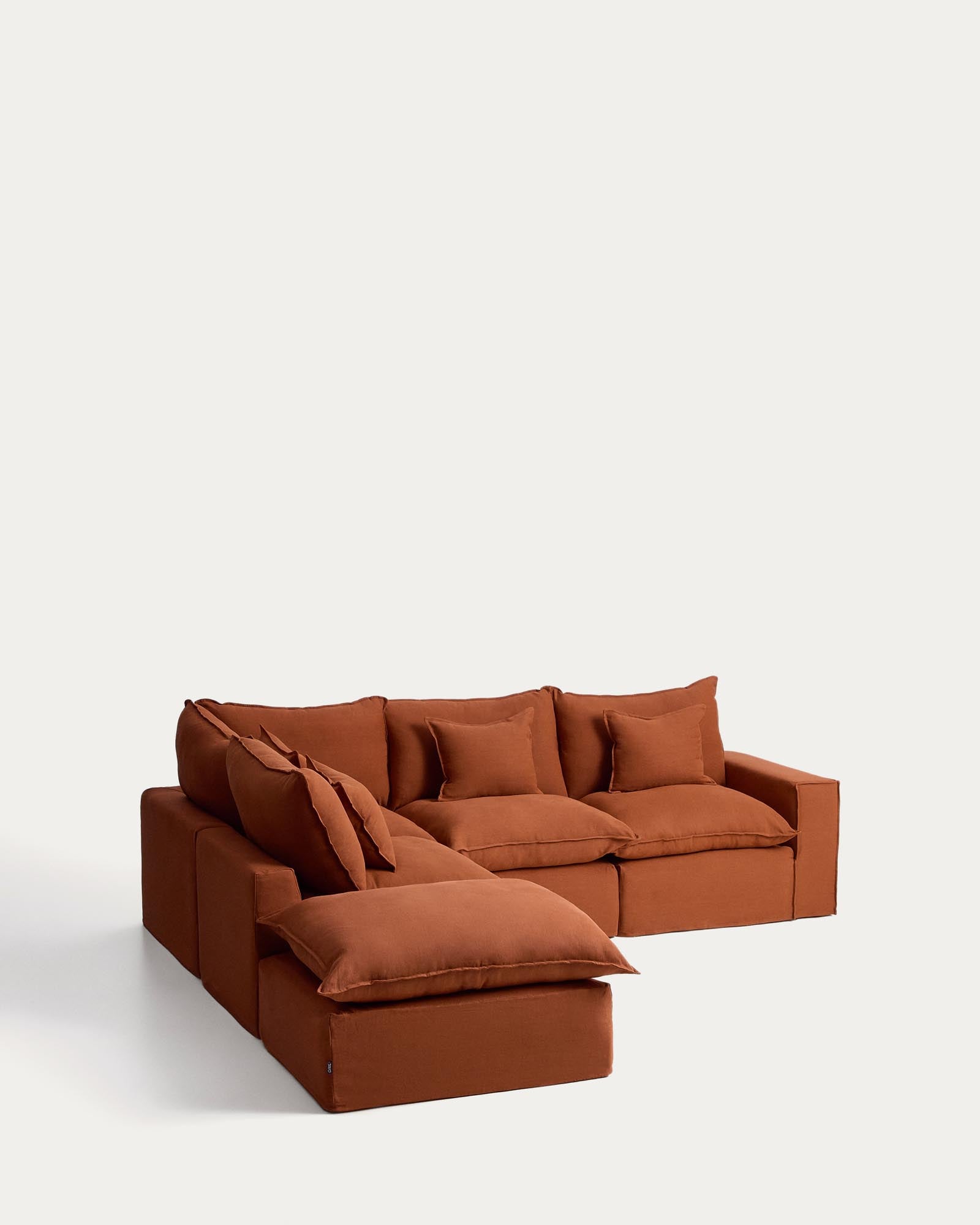 Elegantes modulares Ecksofa Anarela in warmem Terrakotta, 4-Sitzer mit abnehmbarem Leinenbezug, perfekt für moderne Wohnkonzepte.