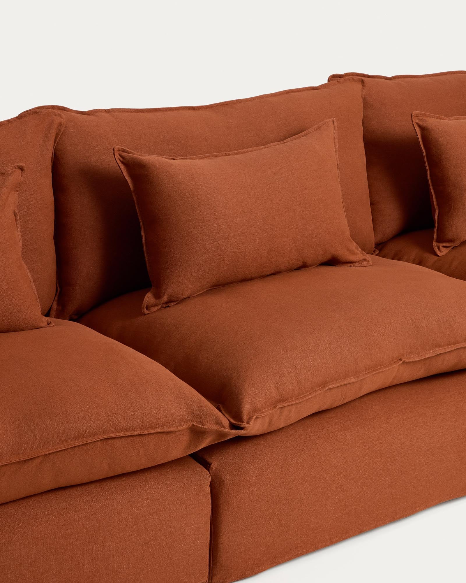 Modulares 5-Sitzer-Sofa Anarela in Terrakotta, aus Leinen mit abnehmbarem Bezug, 330 cm, perfekt für moderne Wohnkonzepte.