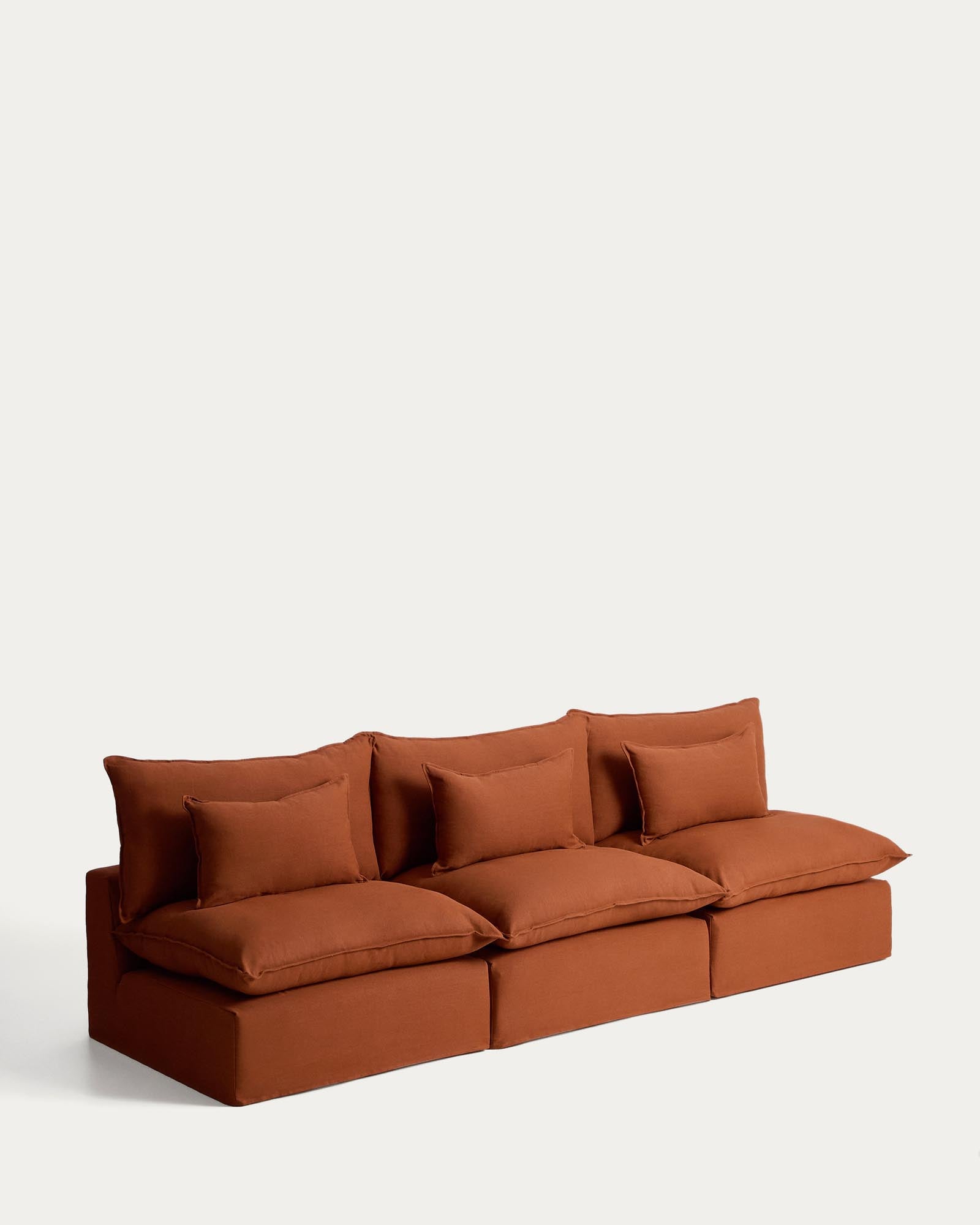 Modulares 5-Sitzer-Sofa Anarela in Terrakotta, aus Leinen mit abnehmbarem Bezug, perfekt für gemütliche und moderne Wohnräume.