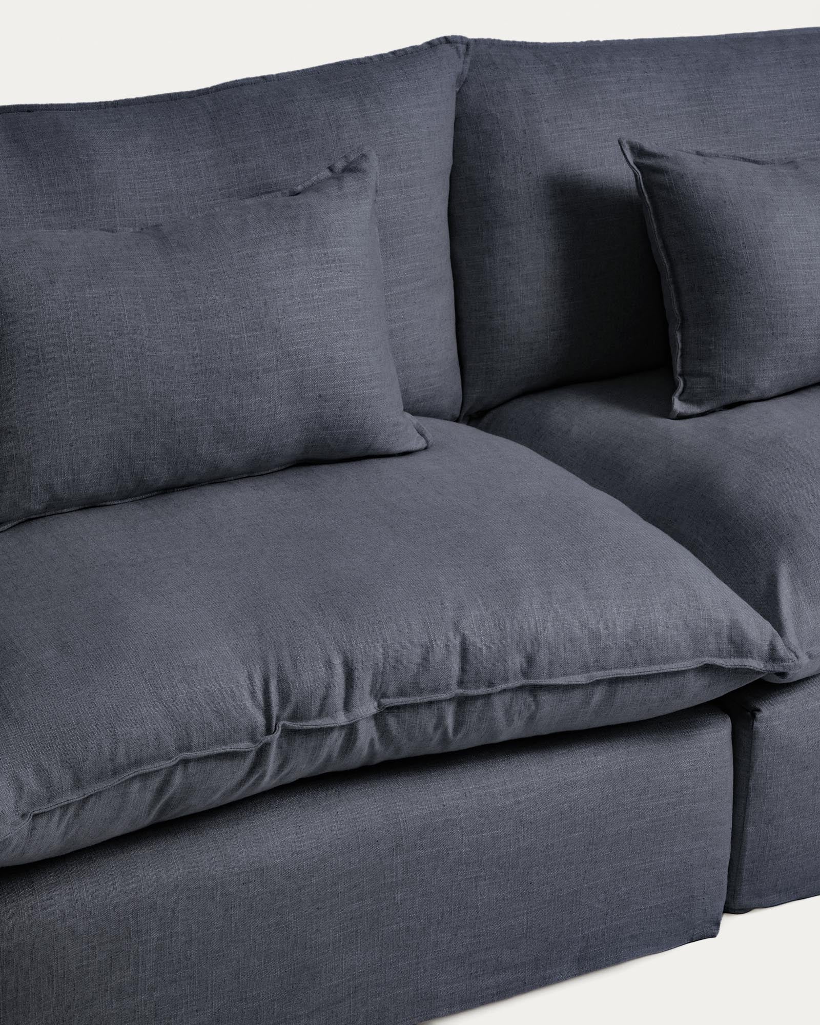 Modulares 5-Sitzer-Sofa Anarela in dunklem Grau, mit abnehmbarem Bezug aus Leinen und Viskose, perfekt für moderne Wohnkonzepte.