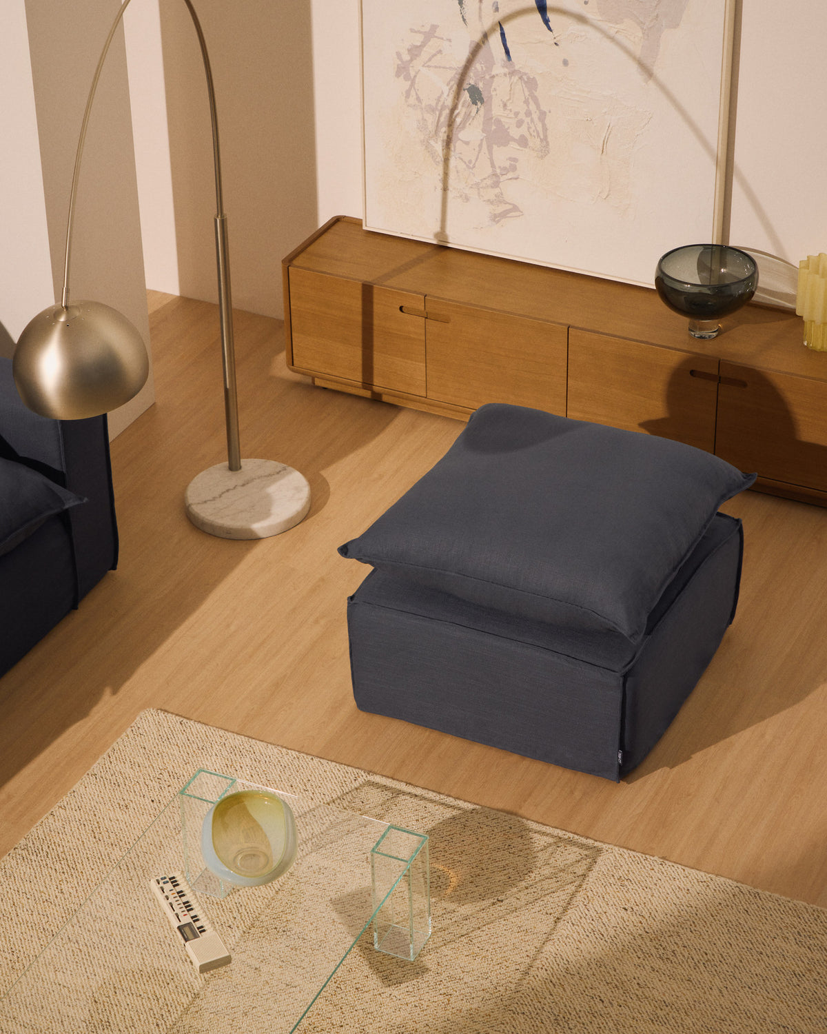 Fussablage Anarela mit abnehmbarem Bezug und Kissen aus Leinen und Viskose in Dunkelgrau, 80 x 80 cm, FSC Mix Credit in Dunkelgrau präsentiert im Onlineshop von KAQTU Design AG. Pouf ist von Kave Home