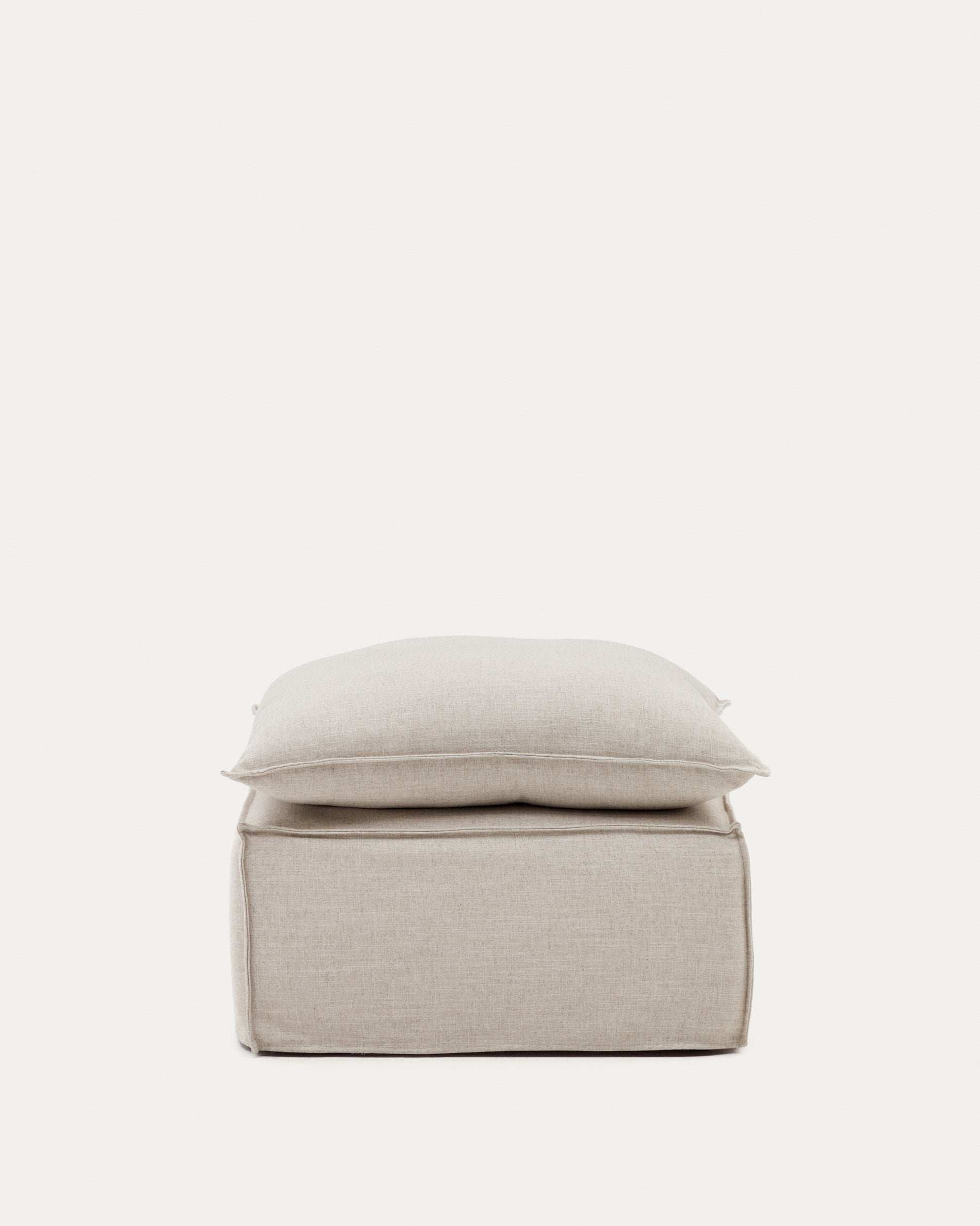 Anarela Fussablage 80x80 cm in Beige, mit abnehmbarem Leinenbezug und Kissen, bietet Komfort und modernes Design von Kave Home.