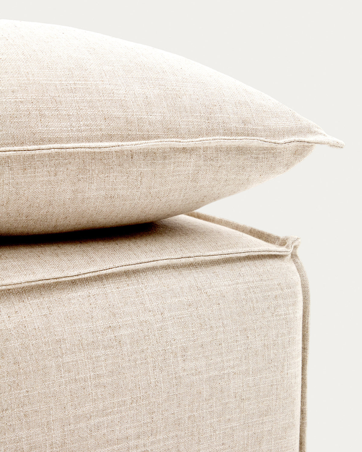 Abziehbare Fussablage Anarela mit beigem Leinenkissen FSC Mix Credit 80 x 80 cm. in Beige präsentiert im Onlineshop von KAQTU Design AG. Pouf ist von Kave Home