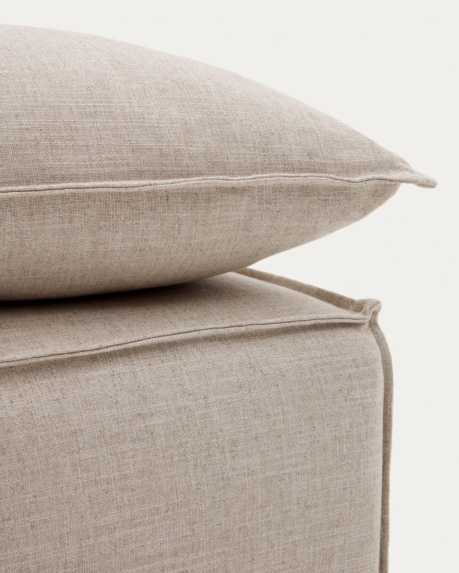 Genießen Sie höchsten Komfort mit der Anarela Fussablage von Kave Home. Beige Leinen, abnehmbarer Bezug, 80x80 cm – perfekt für stilvolle Entspannung.