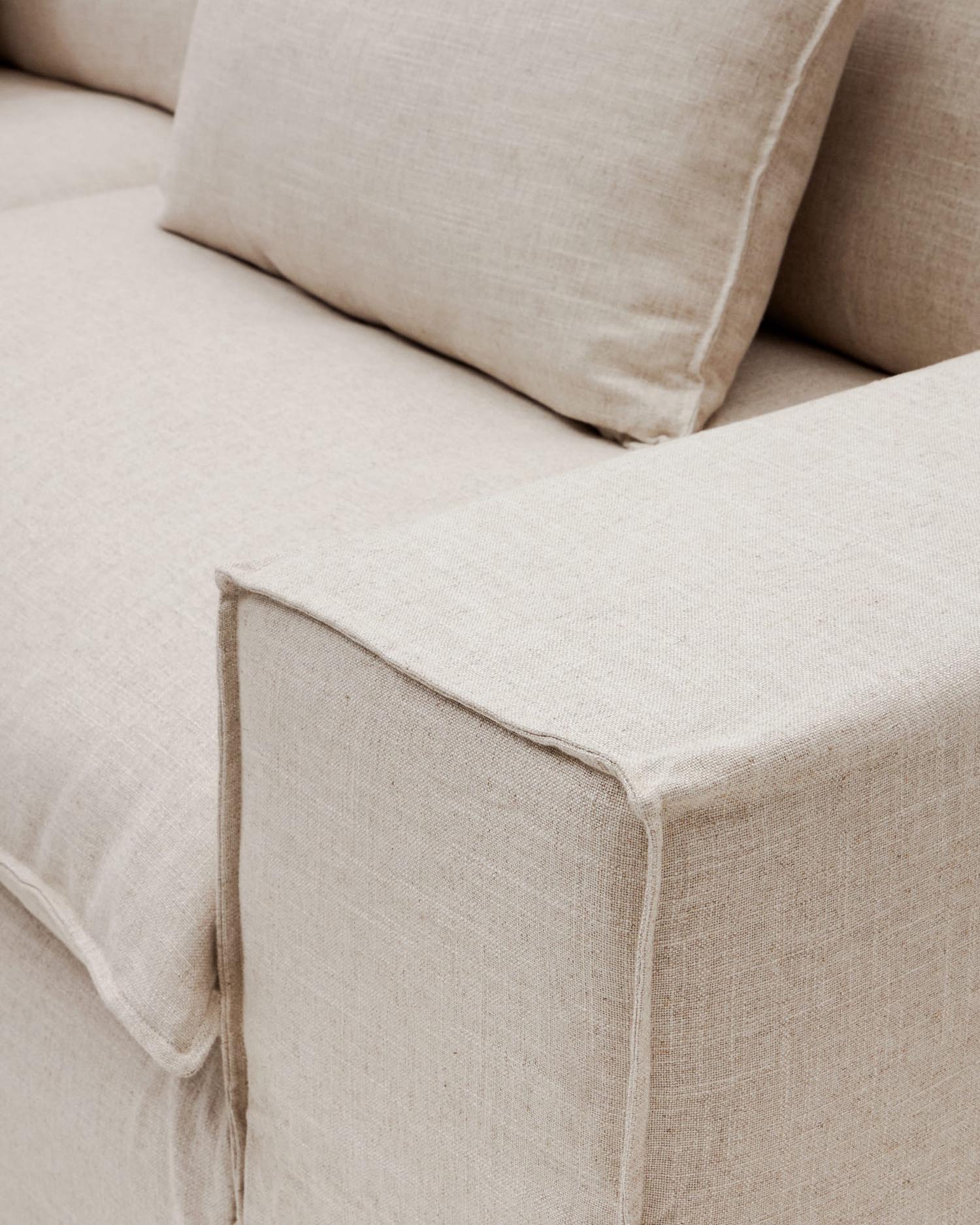 Stilvoller Leinenbezug in Beige für das Anarela 3-Sitzer-Sofa von Kave Home. Ideal für elegantes Wohnen und pflegeleichte Nutzung.
