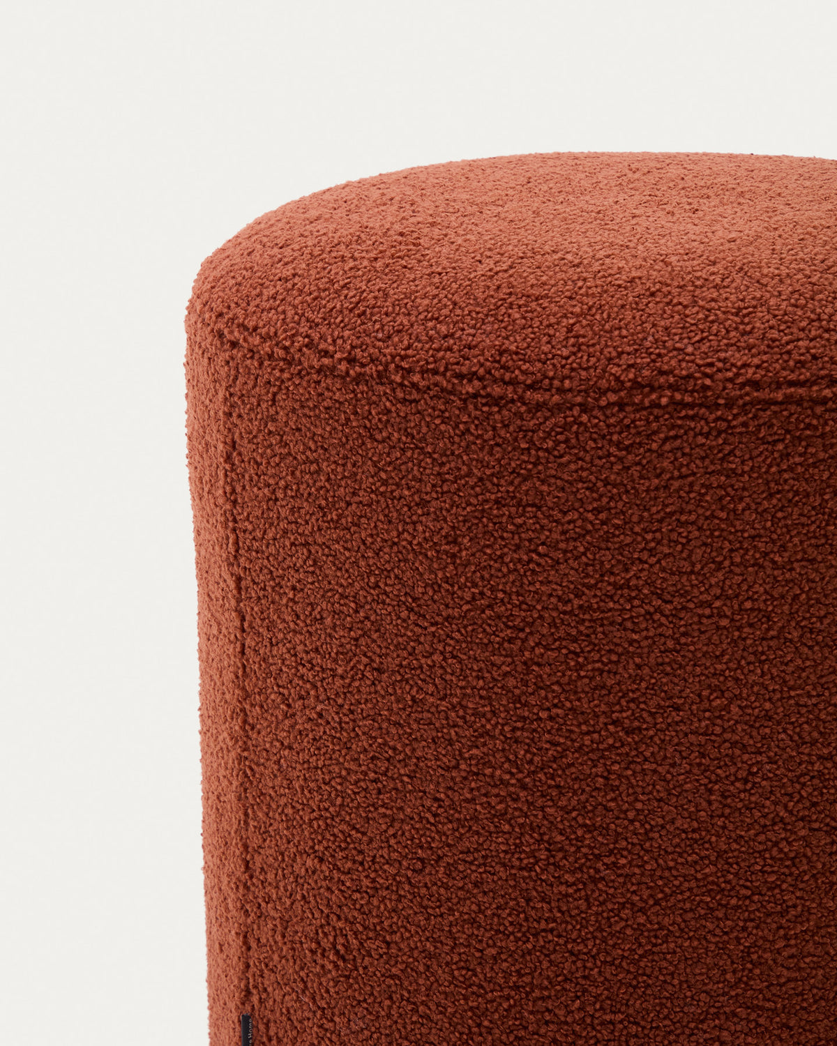 Fusshocker Kaeli mit abnehmbarem Bezug in terrakottafarbenem Bouclé Ø 43 cm in Terrakotta präsentiert im Onlineshop von KAQTU Design AG. Pouf ist von Kave Home