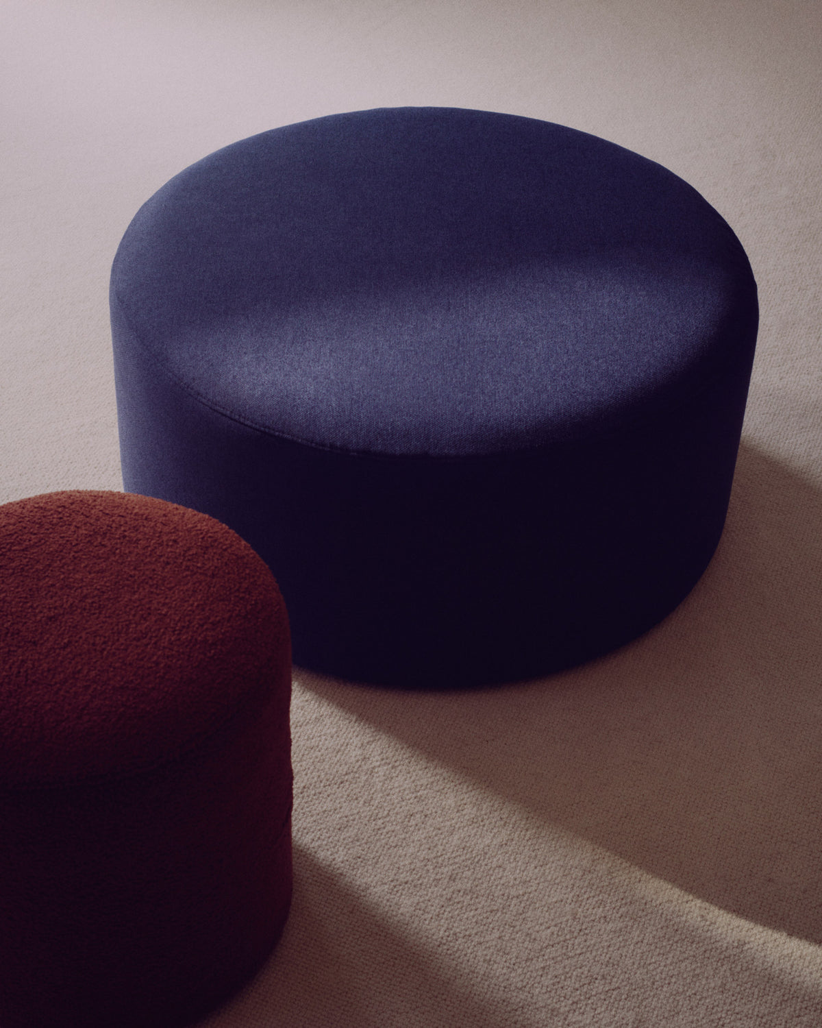 Fusshocker Kaeli mit abnehmbarem Bezug in terrakottafarbenem Bouclé Ø 43 cm in Terrakotta präsentiert im Onlineshop von KAQTU Design AG. Pouf ist von Kave Home