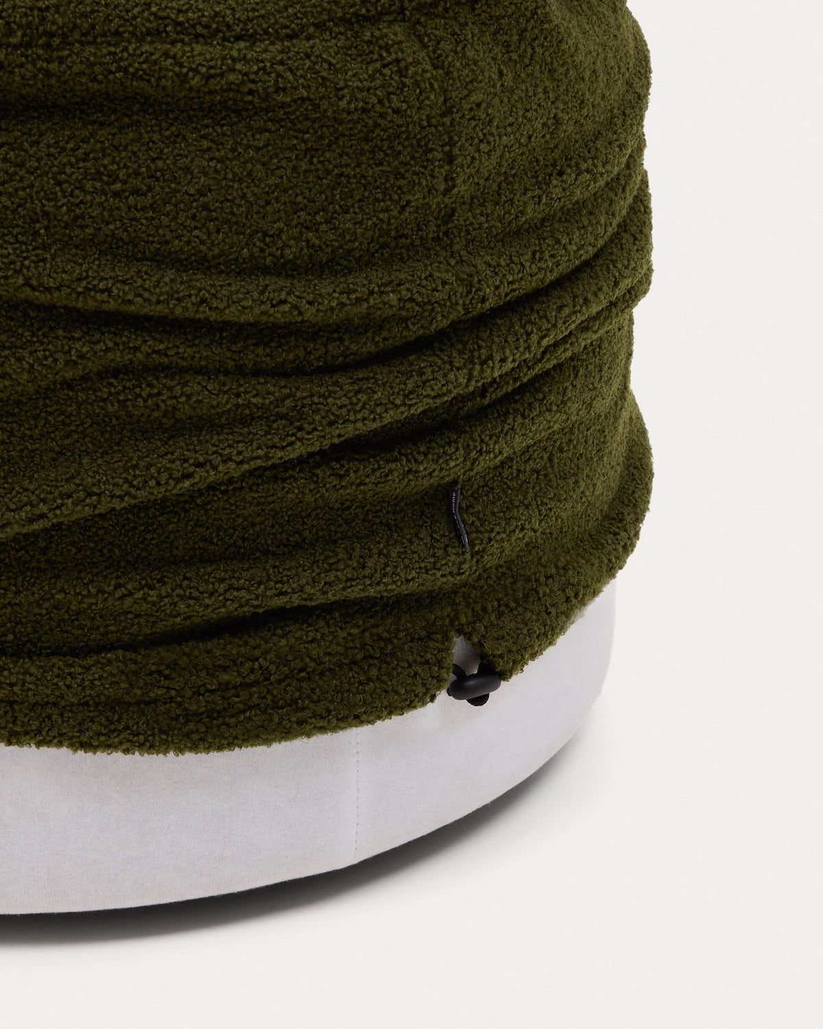 Fusshocker Kaeli mit abnehmbarem Bezug in grünem Bouclé Ø 60 cm in Grün präsentiert im Onlineshop von KAQTU Design AG. Pouf ist von Kave Home