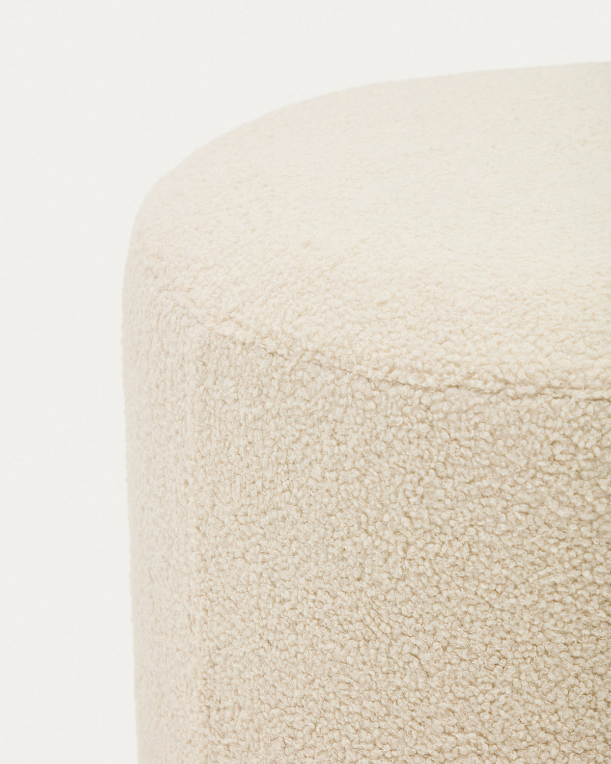 Fusshocker Kaeli mit abnehmbarem Bezug in Bouclé Farbe Écru Ø 60 cm in Ecru präsentiert im Onlineshop von KAQTU Design AG. Pouf ist von Kave Home
