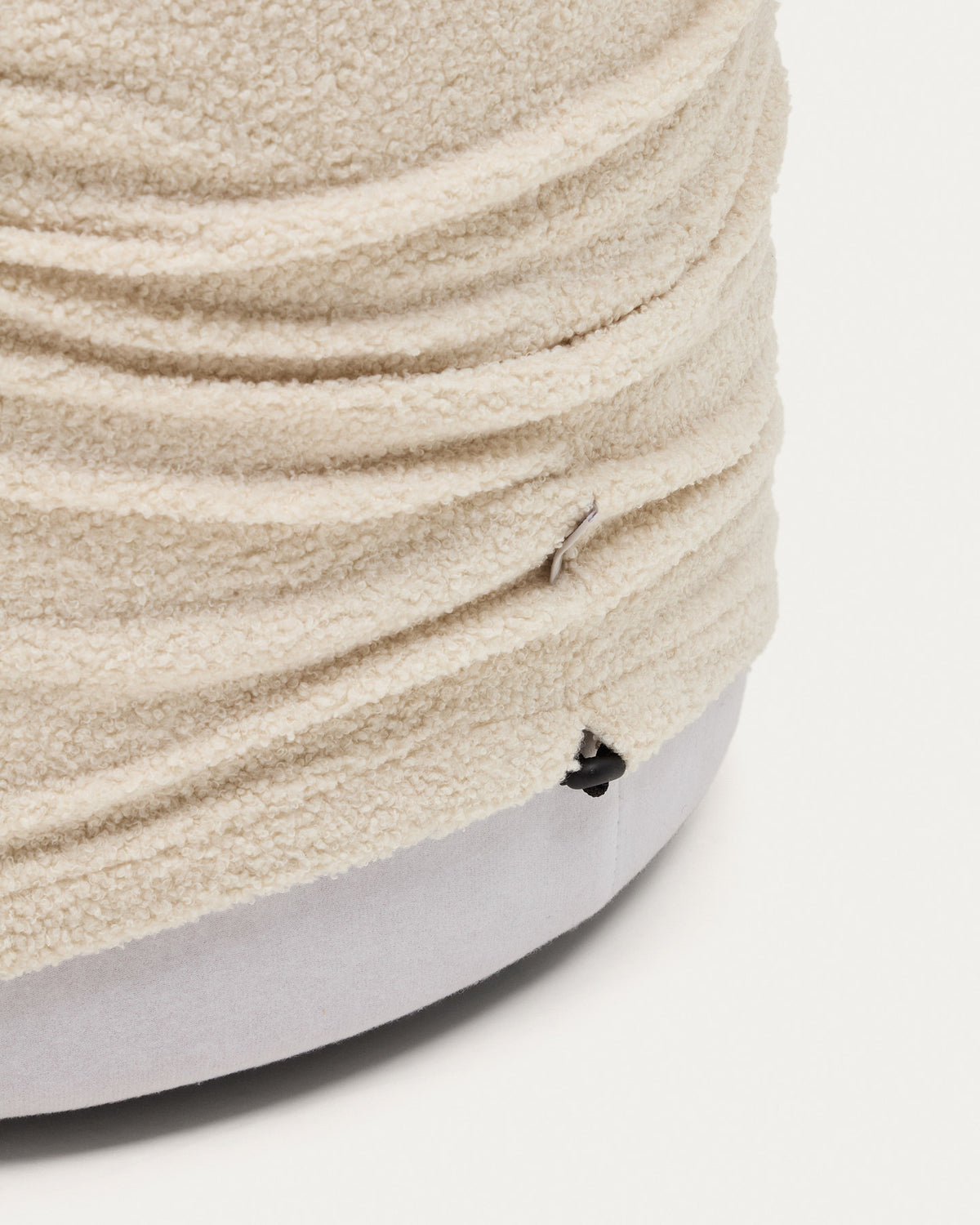 Fusshocker Kaeli mit abnehmbarem Bezug in Bouclé Farbe Écru Ø 60 cm in Ecru präsentiert im Onlineshop von KAQTU Design AG. Pouf ist von Kave Home